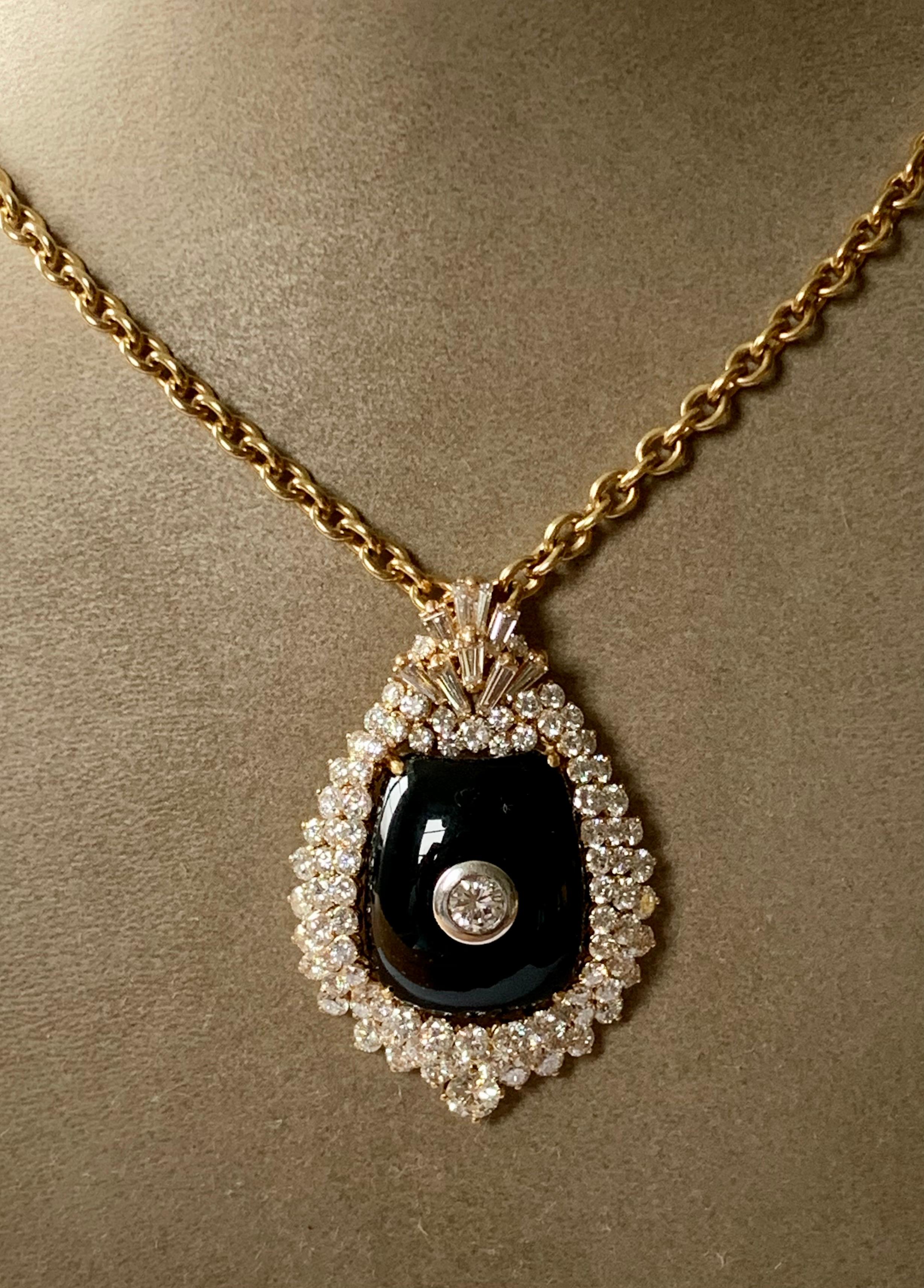 Spectacular Vintage Onyx and Diamond Pendant with Chain in 18 Karat Yellow Gold In Good Condition For Sale In Zurich, Zollstrasse