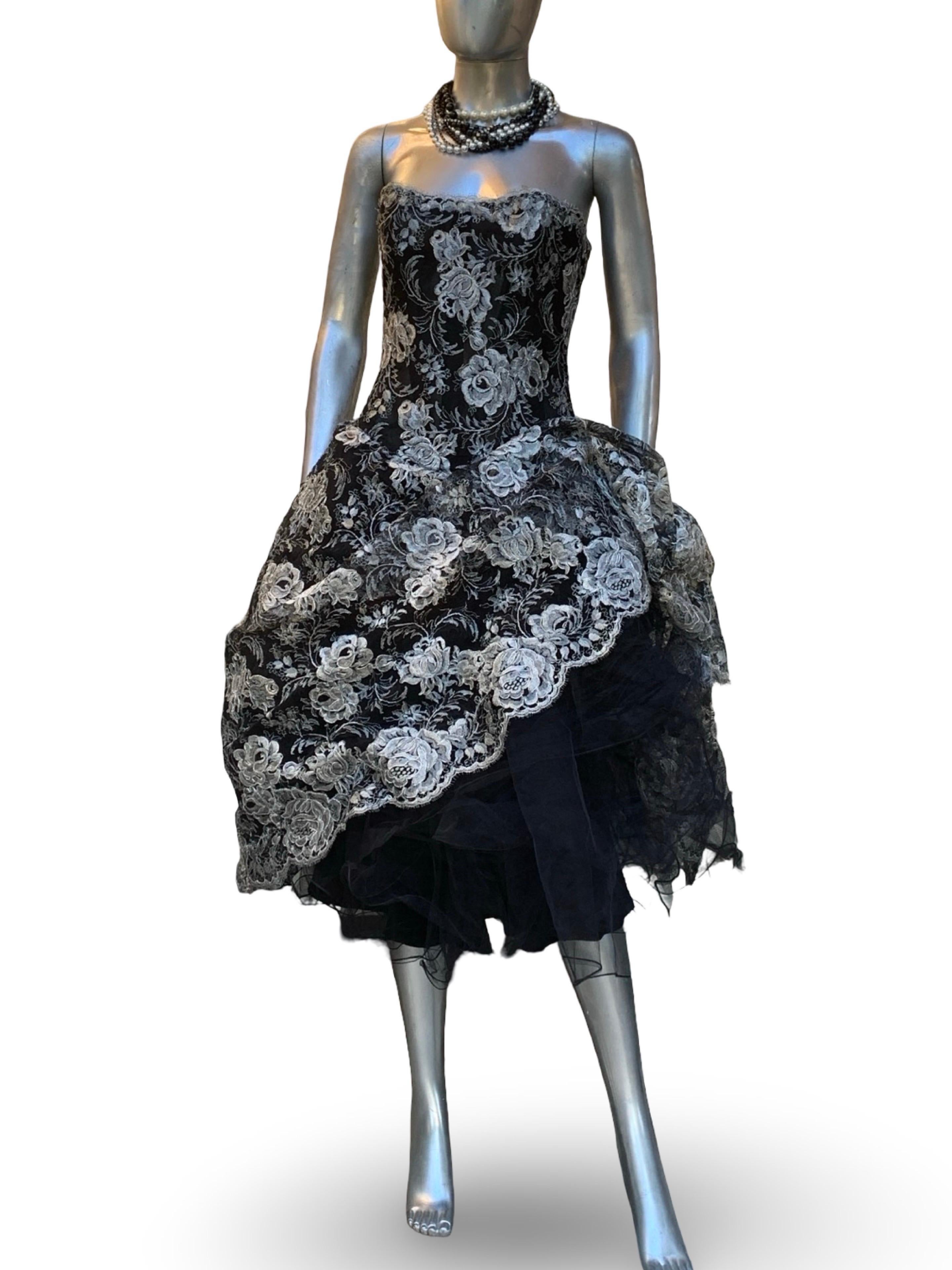 Spektakulär. Selten. Schick. Collectional Fashion. Die legendäre Vicky Tiel ist ein echter Hingucker im Vintage-Stil. In Paris handgefertigtes Kleid für Bergdorf Goodman, NYC. Die französische Spitze ist schwarz und silbermetallic. Neu bestickt mit