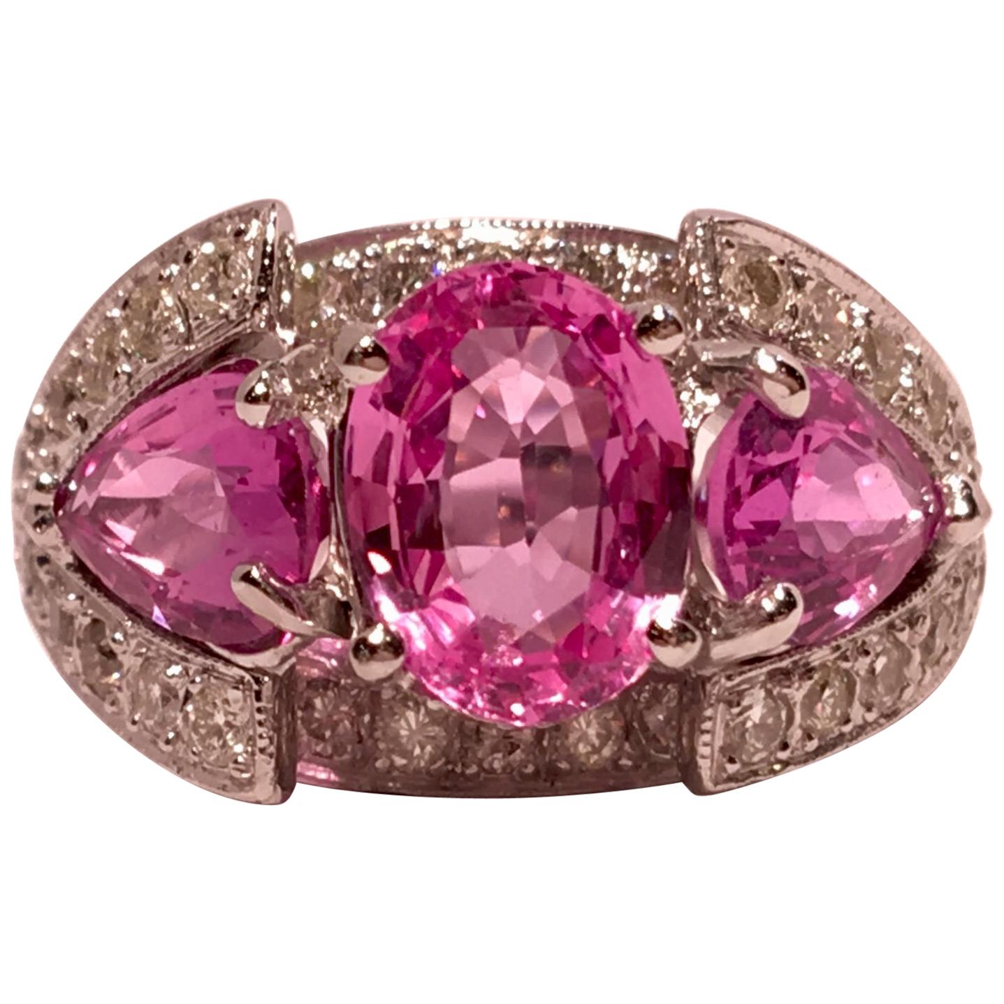 Spektakulärer dreisteiniger Ring aus Platin mit lebhaft rosa Saphiren und Diamanten