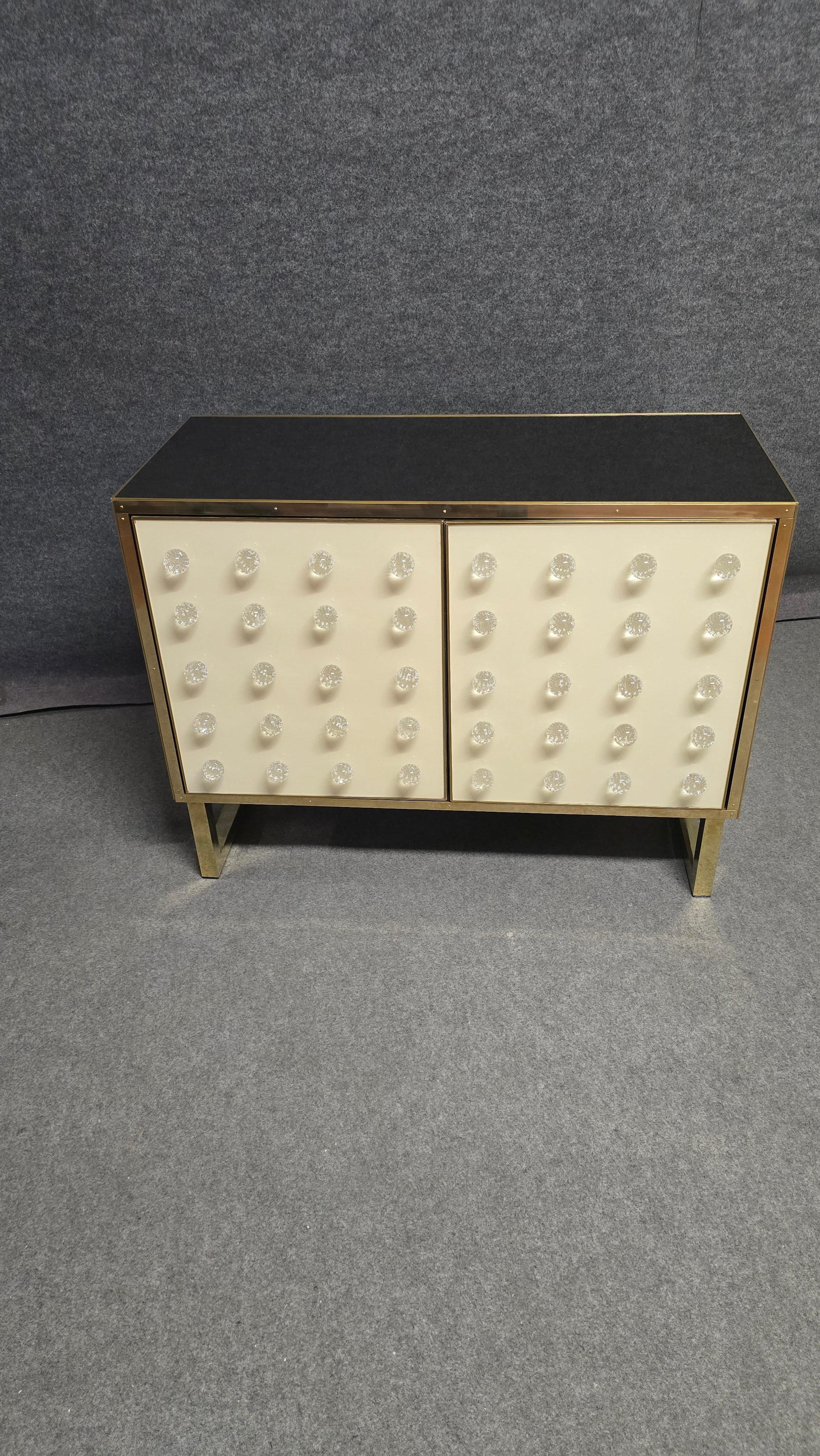 Contemporain Spectaculaire armoire blanche et noire en verre de Murano fabriquée en Italie disponible en vente