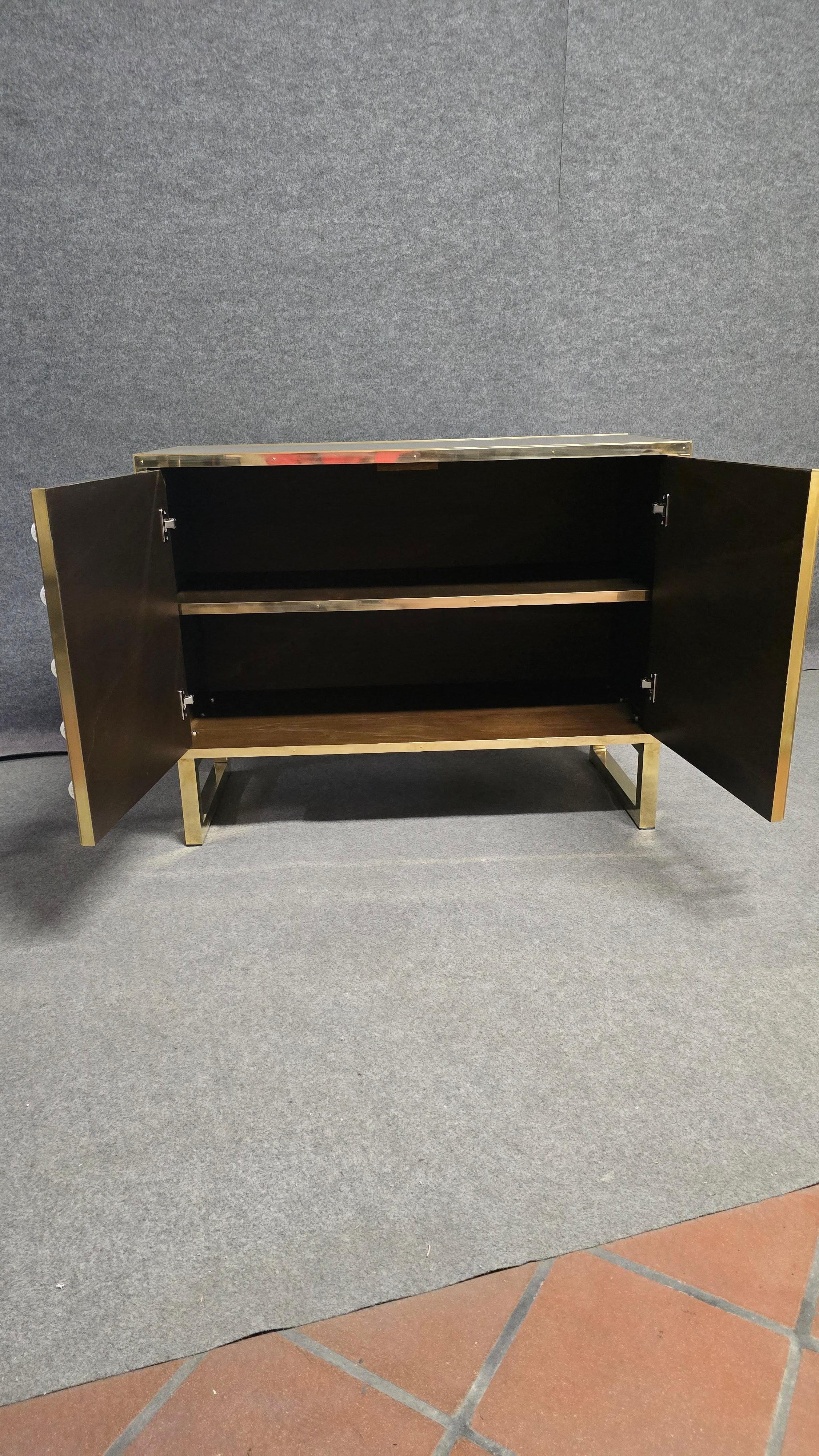 Laiton Spectaculaire armoire blanche et noire en verre de Murano fabriquée en Italie disponible en vente
