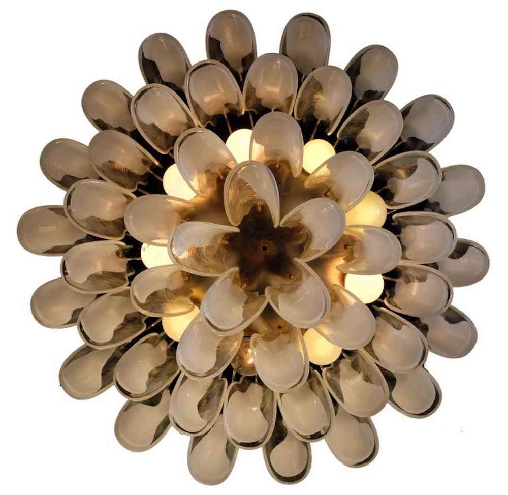 Moderno Spettacolare lampadario a petali in vetro di Murano bianco con struttura in ottone in vendita