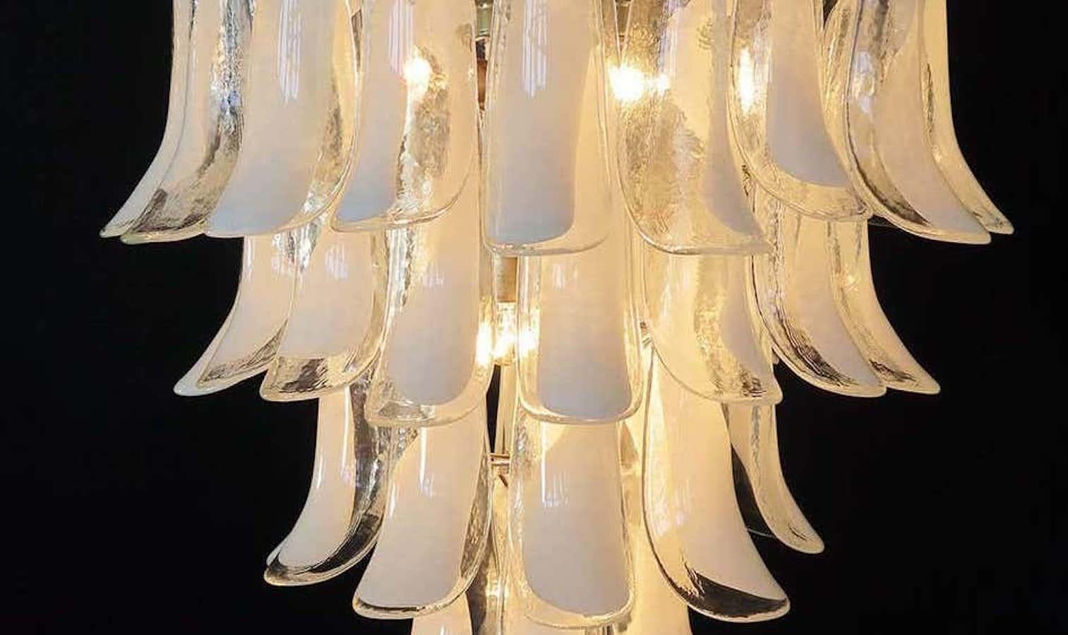 Italiano Spettacolare lampadario a petali in vetro di Murano bianco con struttura in ottone in vendita