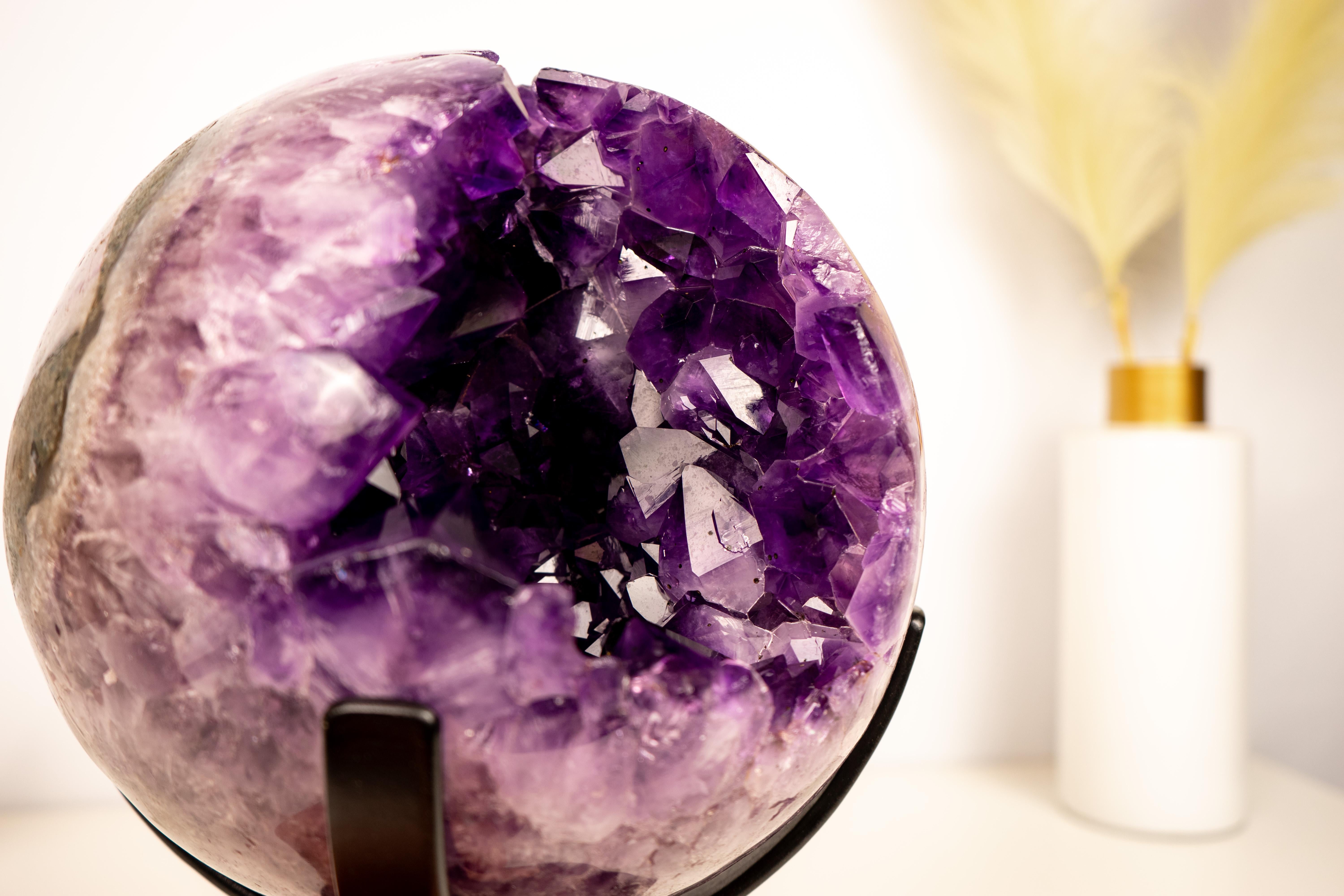 Rara sfera gigante di ametista con cristalli viola intenso - splendido pezzo Nature

▫️ Descrizione

Questa straordinaria e rara sfera di ametista X-Large mette in mostra cristalli di ametista di altissima qualità e di colore viola intenso.