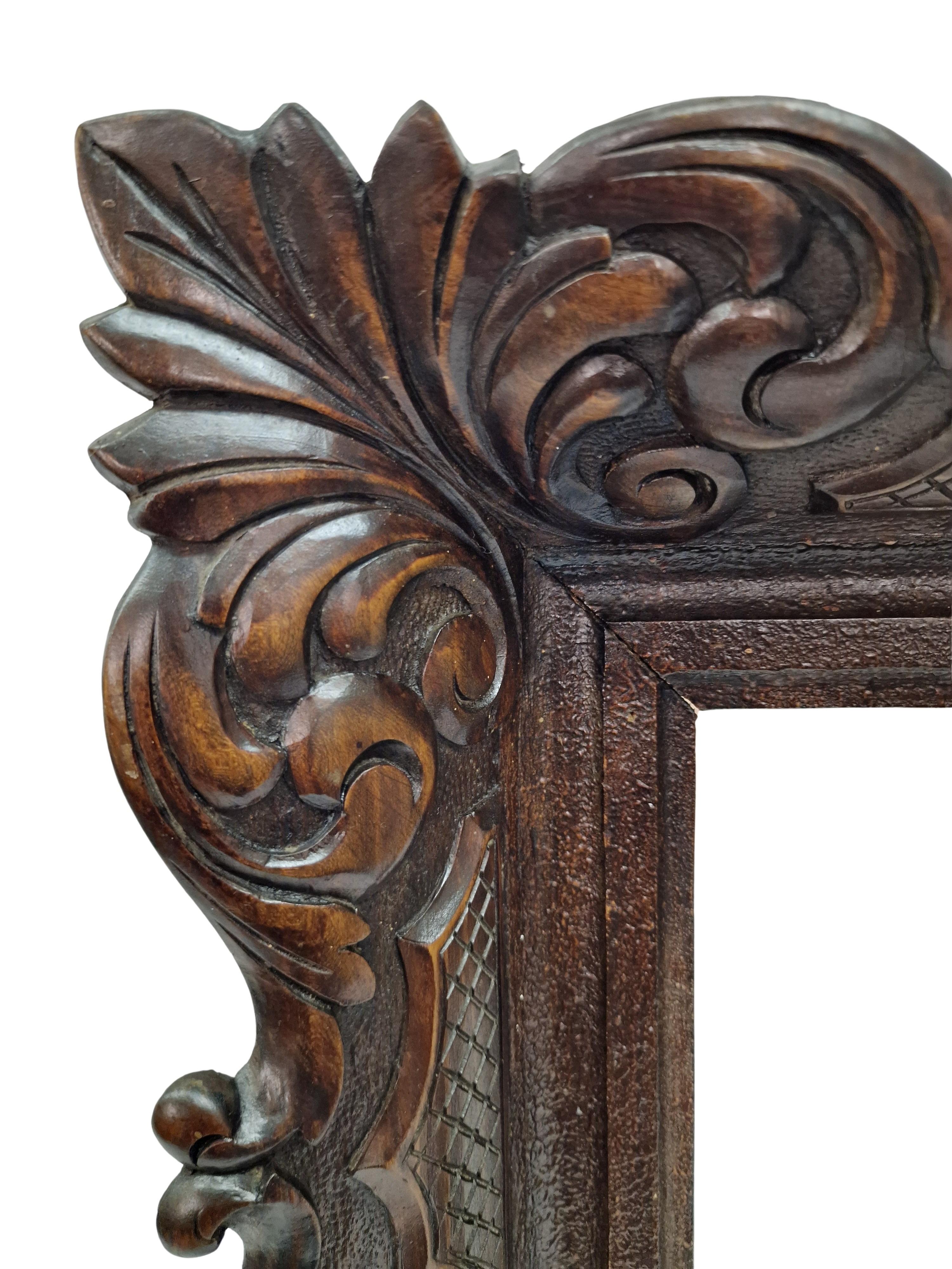 Questa cornice per specchio è stata magistralmente intagliata con decorazioni elaborate intorno al 1880, probabilmente in Austria. Un meraviglioso pezzo storicista in legno dolce con ottica in legno di noce.

La decorazione eccezionalmente ricca è