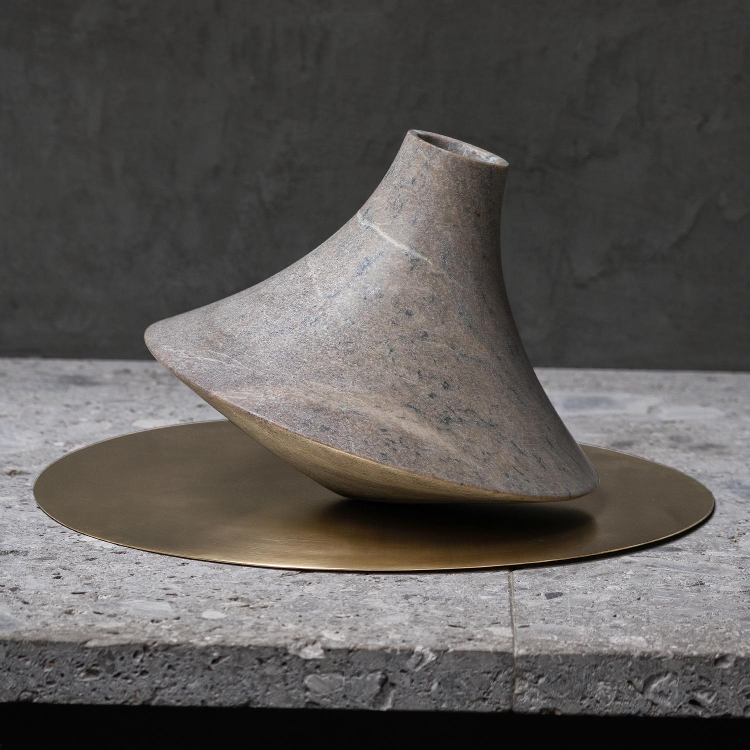 Vase Spectra A with all structure in polished
soastone and base in solid brass in brushed finish.
Vase: Diameter 25cm x Height 20cm.
Base: Diameter 36cm x Height 0,1cm.