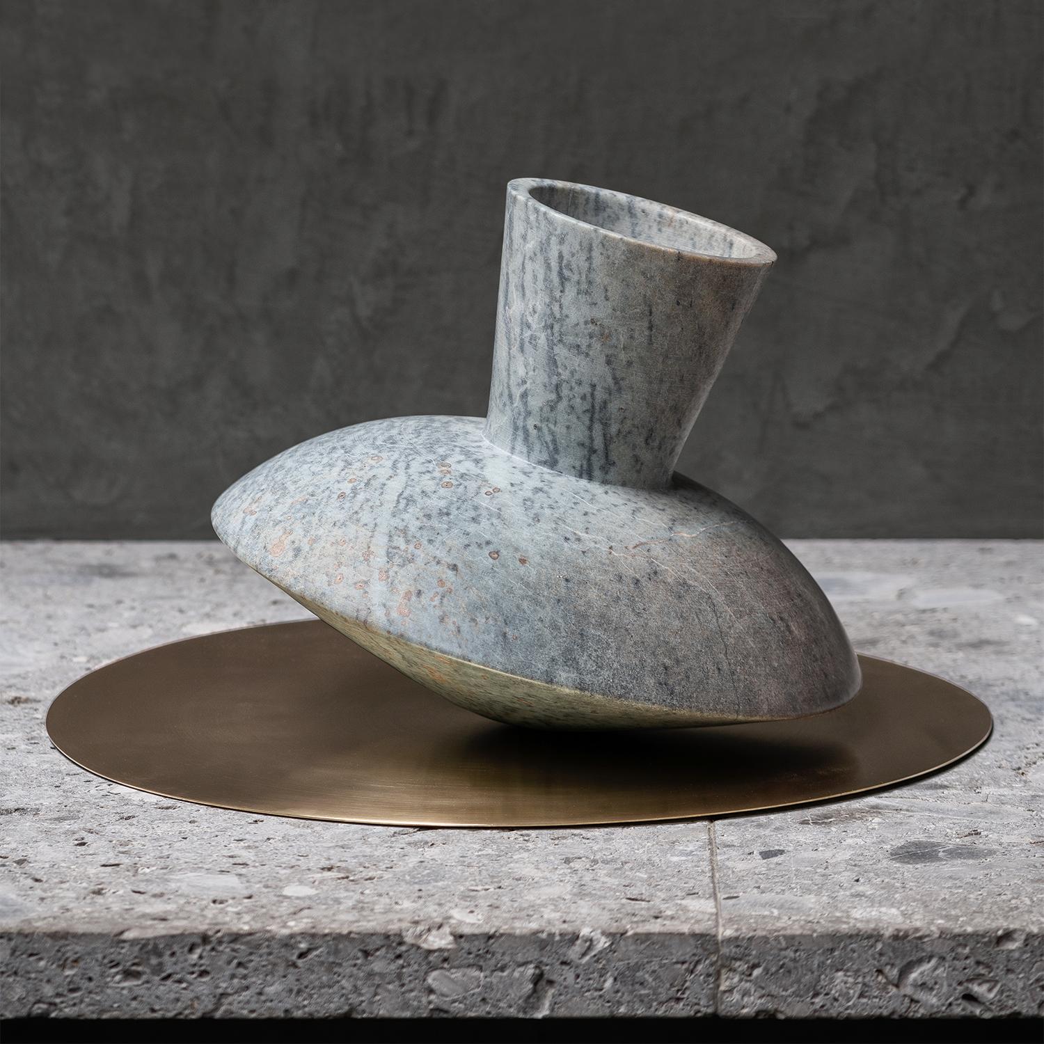 Vaso Spectra B con tutta la struttura lucida.
soastone e base in ottone massiccio con finitura spazzolata.
Vaso: Diametro 25cm x Altezza 20cm.
Base: Diametro 36cm x Altezza 0,1cm.