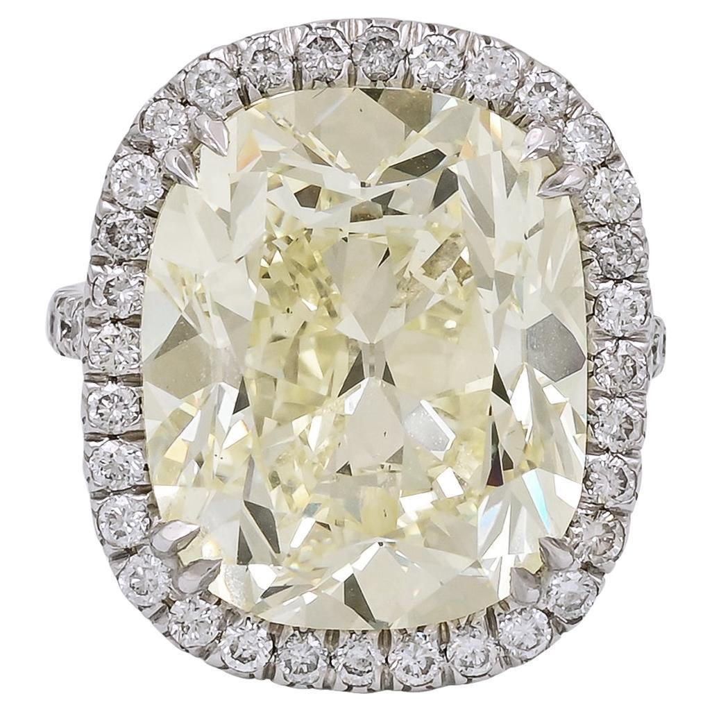 Spectra Fine Jewelry Bague avec diamant coussin de 12,52 carats en vente