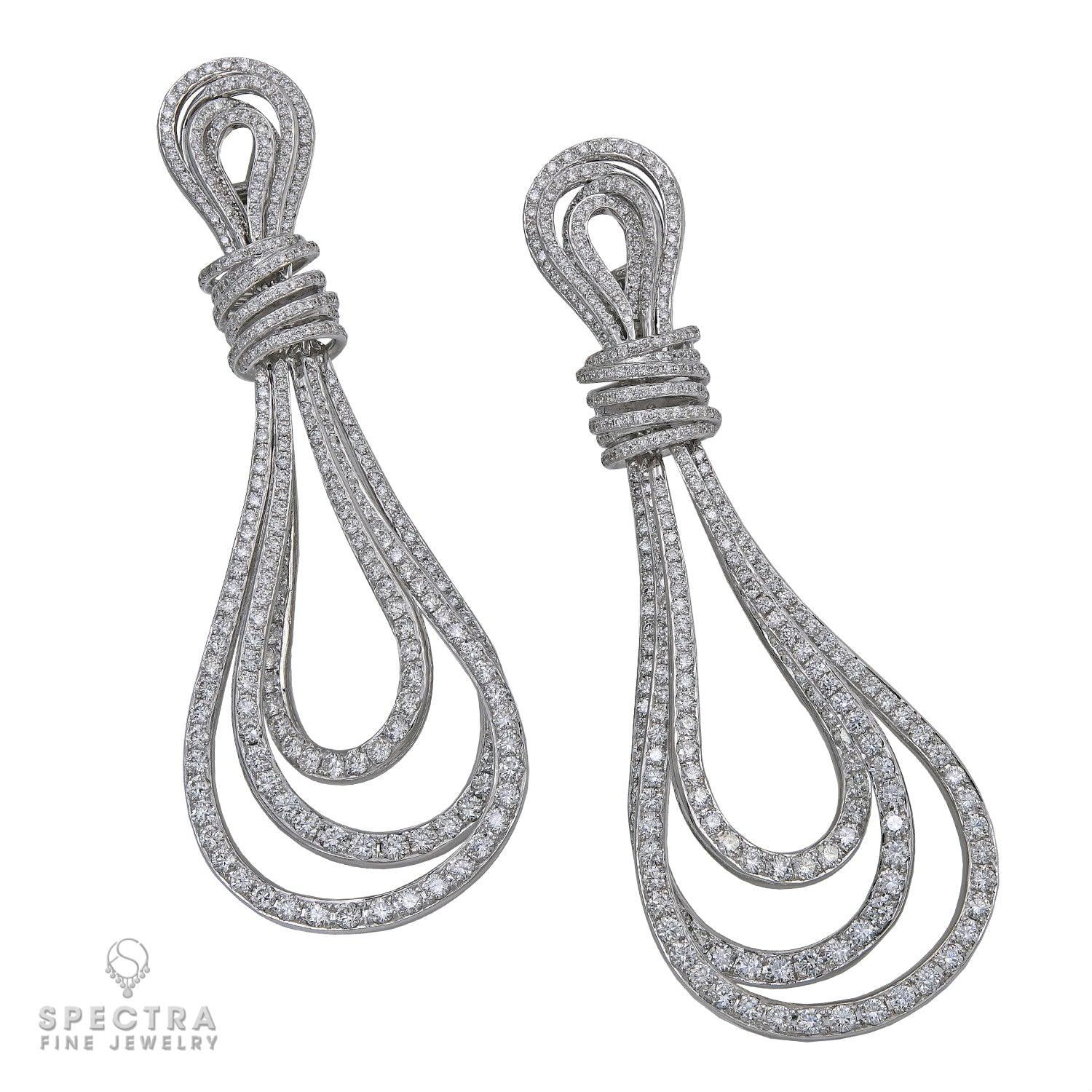 Lasciati conquistare dal lusso e dall'eleganza degli orecchini a corda con diamante grande da 13,29 carati di Spectra Fine Jewelry. Questo straordinario pezzo forte è realizzato in oro bianco 18 carati e presenta 905 diamanti, per una brillantezza