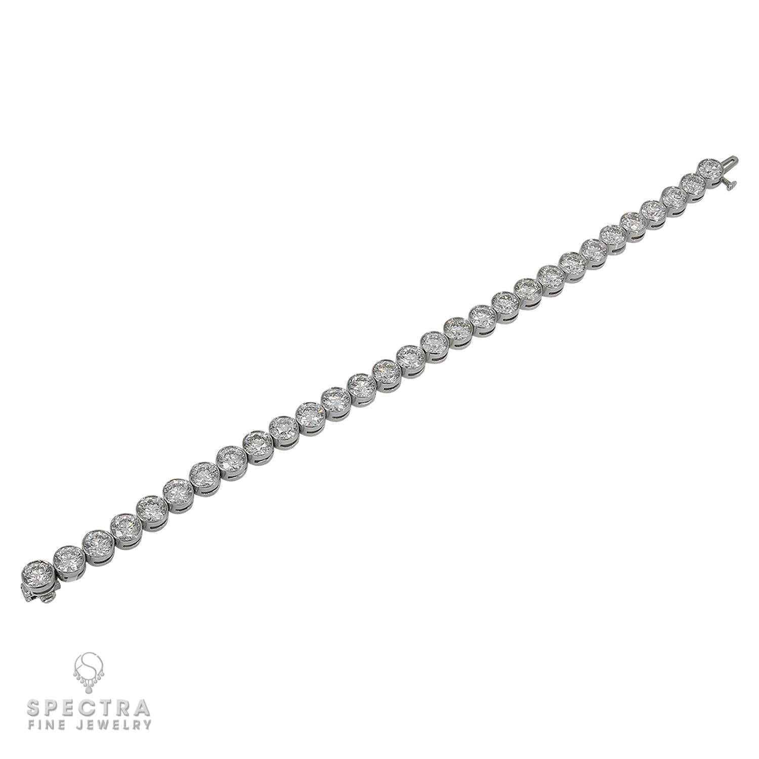 Das Contemporary Diamond Platinum Tennis Bracelet, ein wahres Meisterwerk in der Welt des feinen Schmucks. Dieses exquisite Armband ist eine atemberaubende Verschmelzung von modernem Design und zeitloser Anziehungskraft, mit 29 strahlenden runden