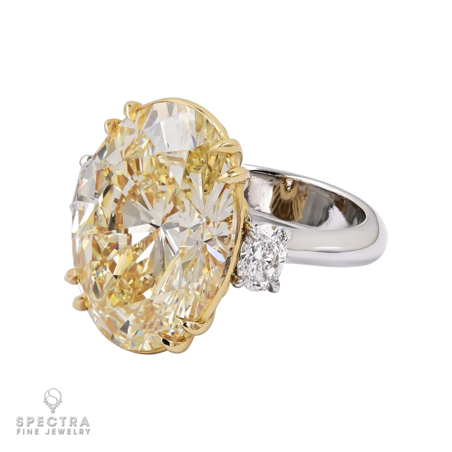 Ti presentiamo una meraviglia opulenta proveniente dall'atelier di Spectra Fine Jewelry: un capolavoro splendente, l'anello con diamante giallo chiaro fantasia a forma ovale da 20,17 carati. Al centro della scena c'è un diamante Fancy Light Yellow