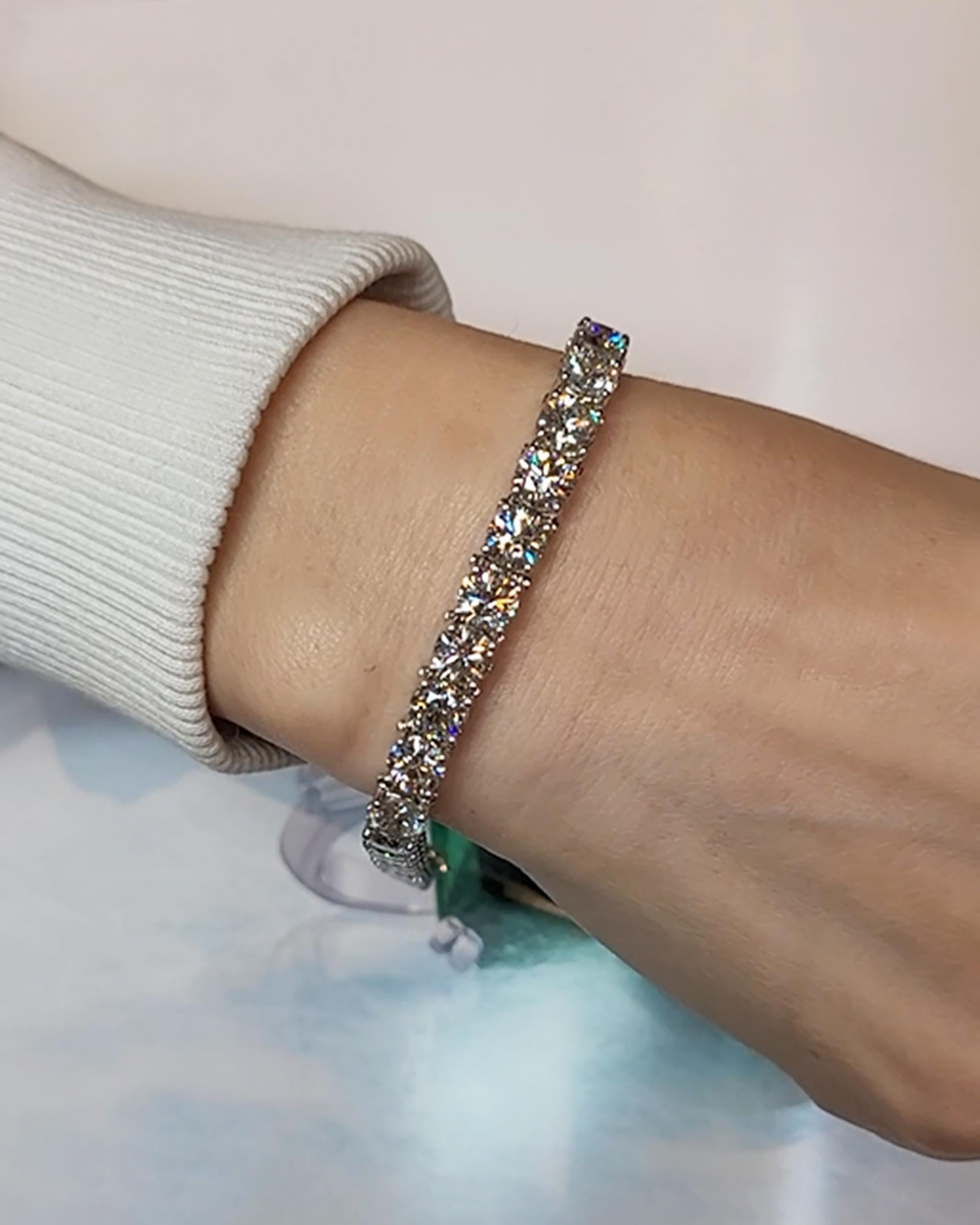 Dieses atemberaubende Armband ist mit 30 runden Diamanten verziert, von denen jeder ein Einzelgewicht von etwa 0,70 Karat aufweist, was insgesamt 21,05 Karat ergibt. Die Diamanten weisen eine raffinierte Farbe von I-J und eine Reinheit von VS-SI auf