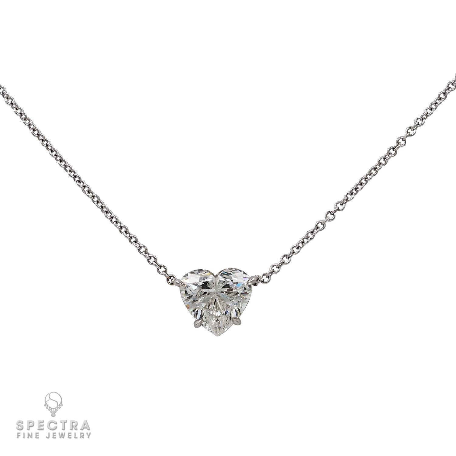 Spectra Fine Jewelry präsentiert die 2,11ct HS I SI2 Diamant-Halskette, ein atemberaubendes Meisterwerk, das den Inbegriff von Luxus und Schönheit verkörpert. Diese elegante Halskette präsentiert einen 2,11-karätigen Diamanten in Herzform, der vom