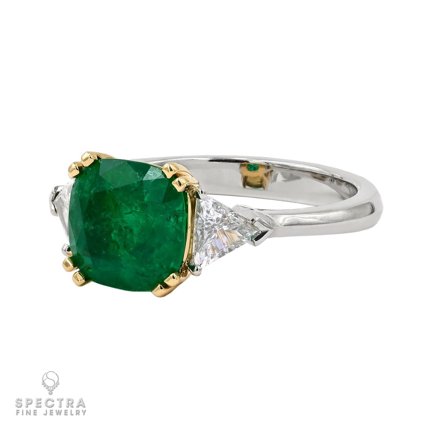 Spectra Fine Jewelry präsentiert einen exquisiten Ring, der die Schönheit der kolumbianischen Smaragde feiert. Das Herzstück ist ein bezaubernder Smaragd von 2,34 Karat im Kissenschliff, der in einem satten Grünton erstrahlt und von der GRS als