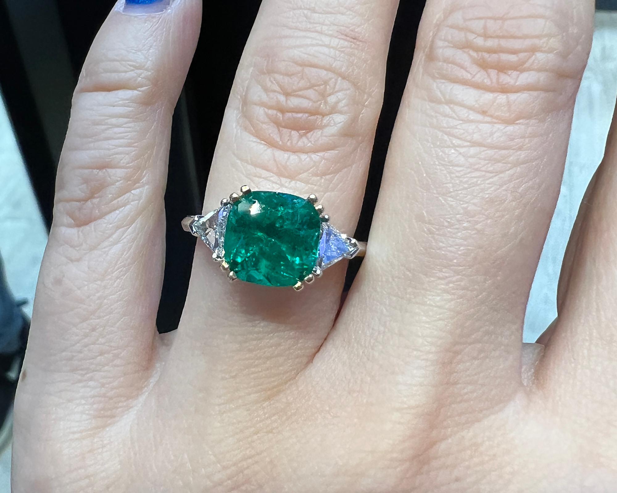 Spectra Fine Jewelry 2,34 Karat kolumbianischer Smaragd Diamantring (Kissenschliff) im Angebot