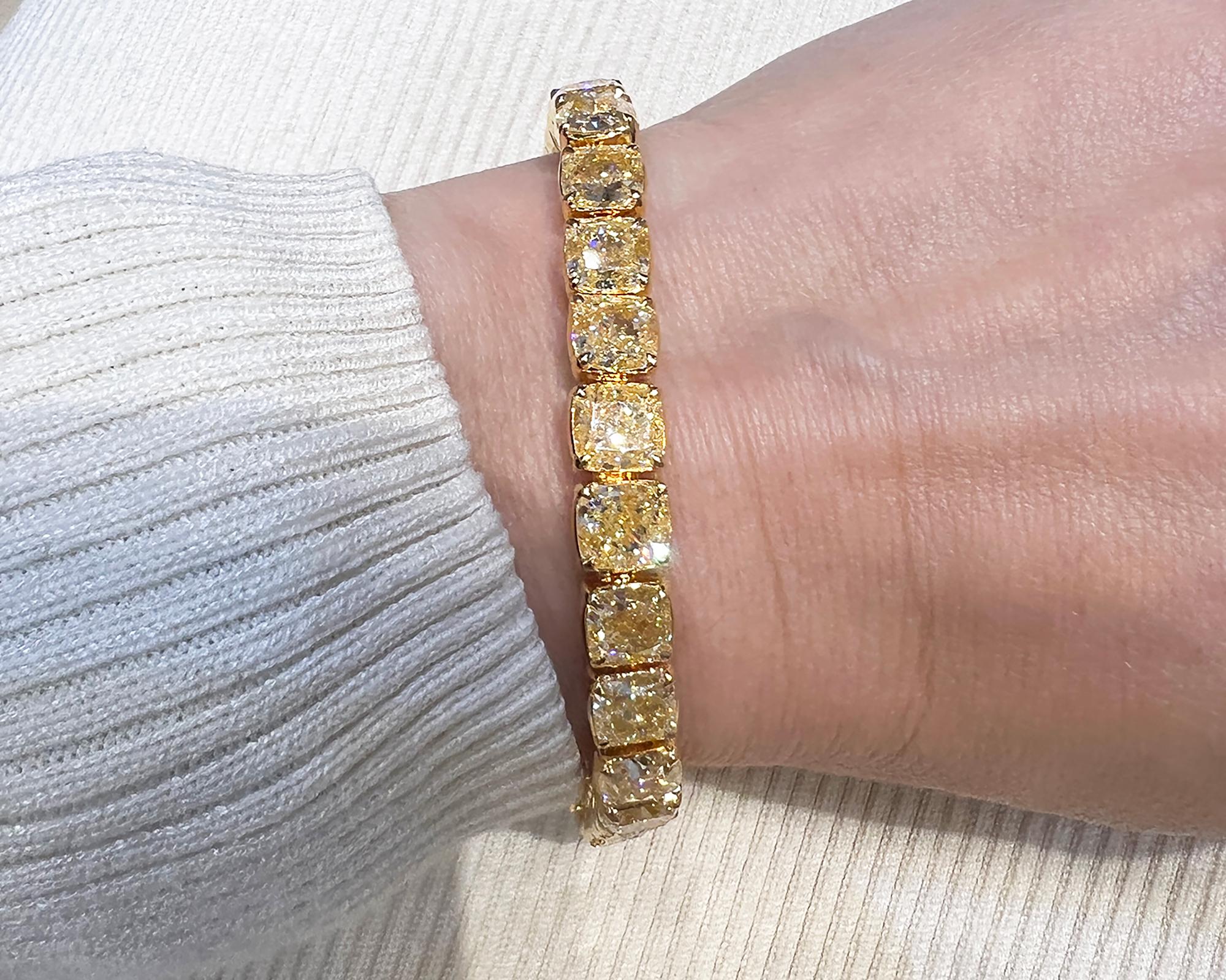 Erleben Sie die Pracht des Spectra Fine Jewelry's Exquisite 32,83-Karat Cushion Yellow Diamond Tennis Bracelet - ein wahres Kunstwerk. Dieses bemerkenswerte Armband rühmt sich mit 29 sorgfältig ausgewählten Diamanten, von denen jeder für seine