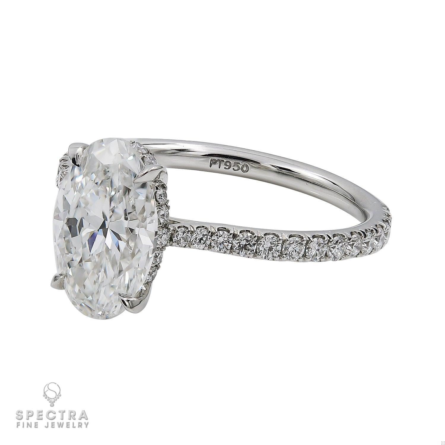 Dieses von den geschätzten Kunsthandwerkern von Spectra Fine Jewelry gefertigte zeitgenössische Meisterwerk ist ein gültiges Symbol für raffinierten Luxus.

Das Herzstück dieses prächtigen Rings ist ein atemberaubender ovaler Diamant von 5,01 Karat,