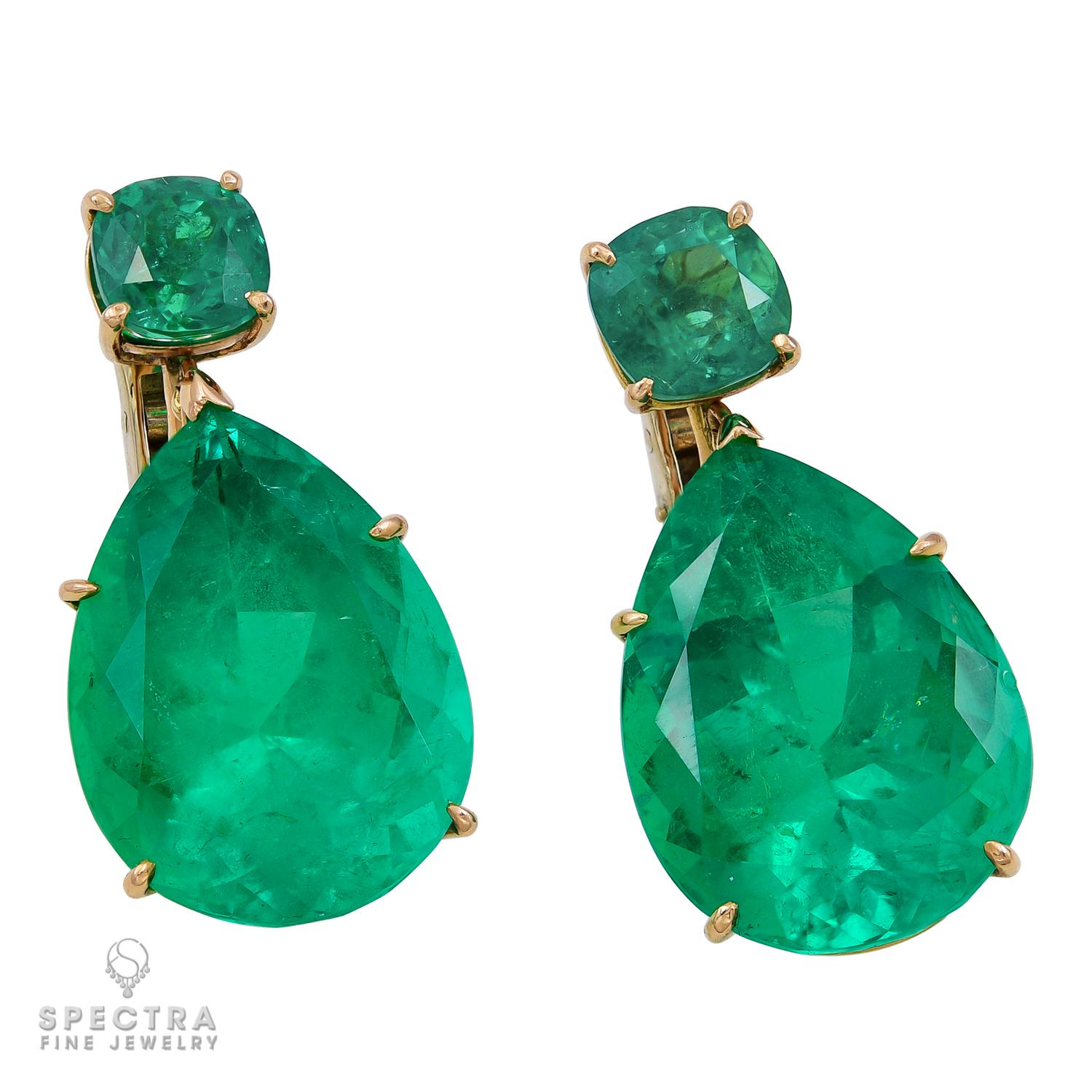 Nous vous présentons notre superbe paire de boucles d'oreilles pendantes, ornées de quatre émeraudes colombiennes à couper le souffle. Ces boucles d'oreilles sont une véritable pièce d'apparat avec un poids total d'environ 59 carats. Le haut des