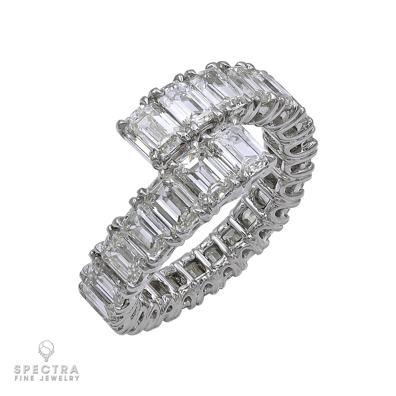 Questo straordinario anello con bypass di diamanti sfoggia 26 diamanti naturali con taglio a smeraldo per un totale di circa 5,92 carati (ogni diamante è di circa 0,23 carati). Ogni diamante emana un'eccezionale brillantezza e scintillio,