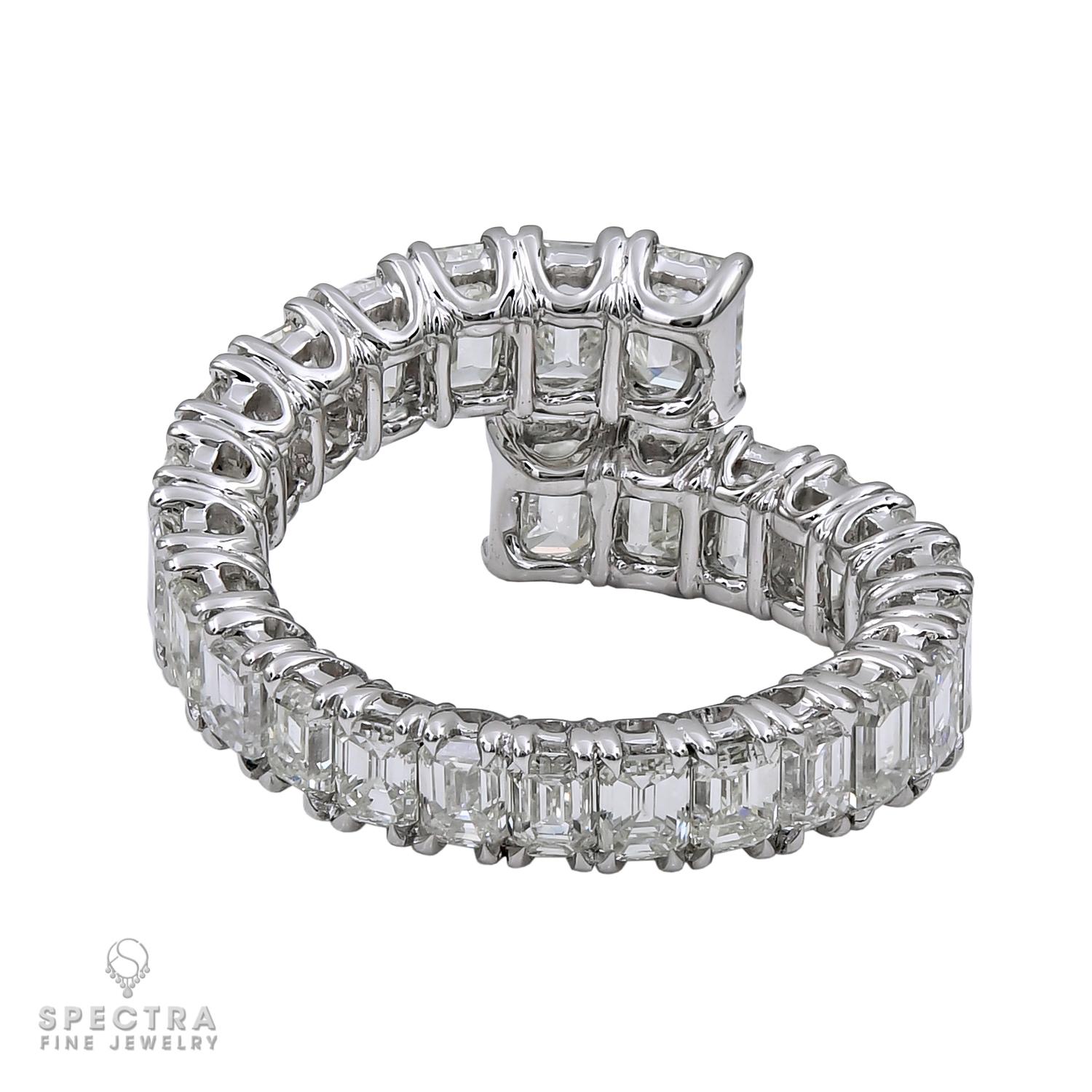 Contemporaneo Spectra Fine Jewelry Anello Bypass con Diamante Taglio Smeraldo da 5,92 Carati in vendita
