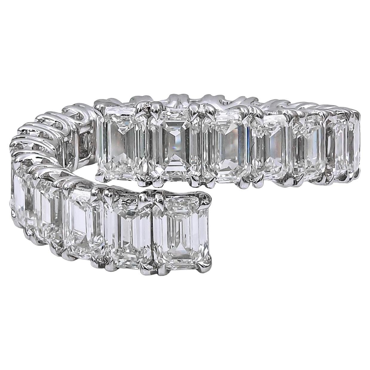 Spectra Fine Jewelry Anello Bypass con Diamante Taglio Smeraldo da 5,92 Carati in vendita