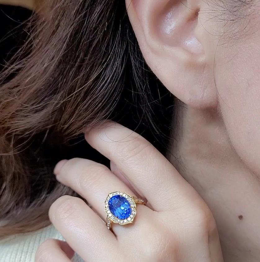 Spectra Fine Jewelry 6.0 Carat Unheated Ceylon Sapphire Diamond Ring In New Condition For Sale In New York, NY
