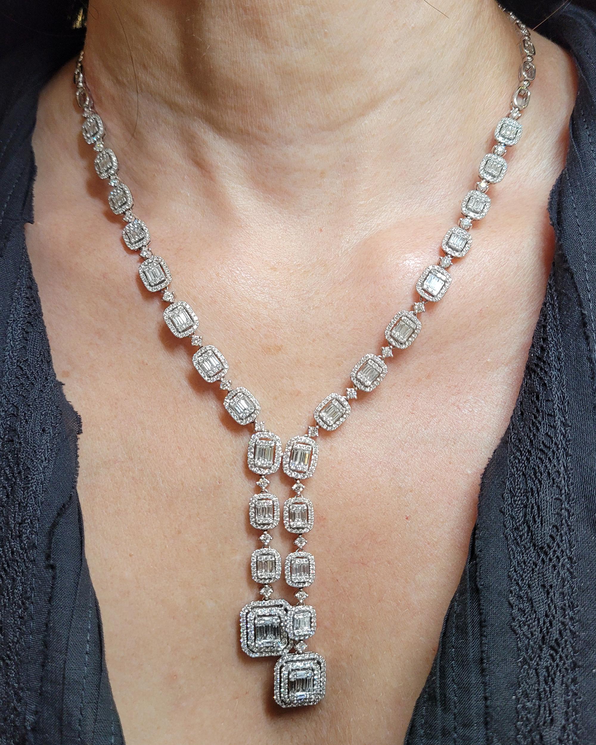 Le collier Diamond Cascade de Spectra Fine Jewelry, créé en 2020, est une interprétation moderne d'un collier Lavalier, présentant un design en forme de Y avec deux lignes fluides se rejoignant comme une fermeture éclair. Réalisé en or blanc 18