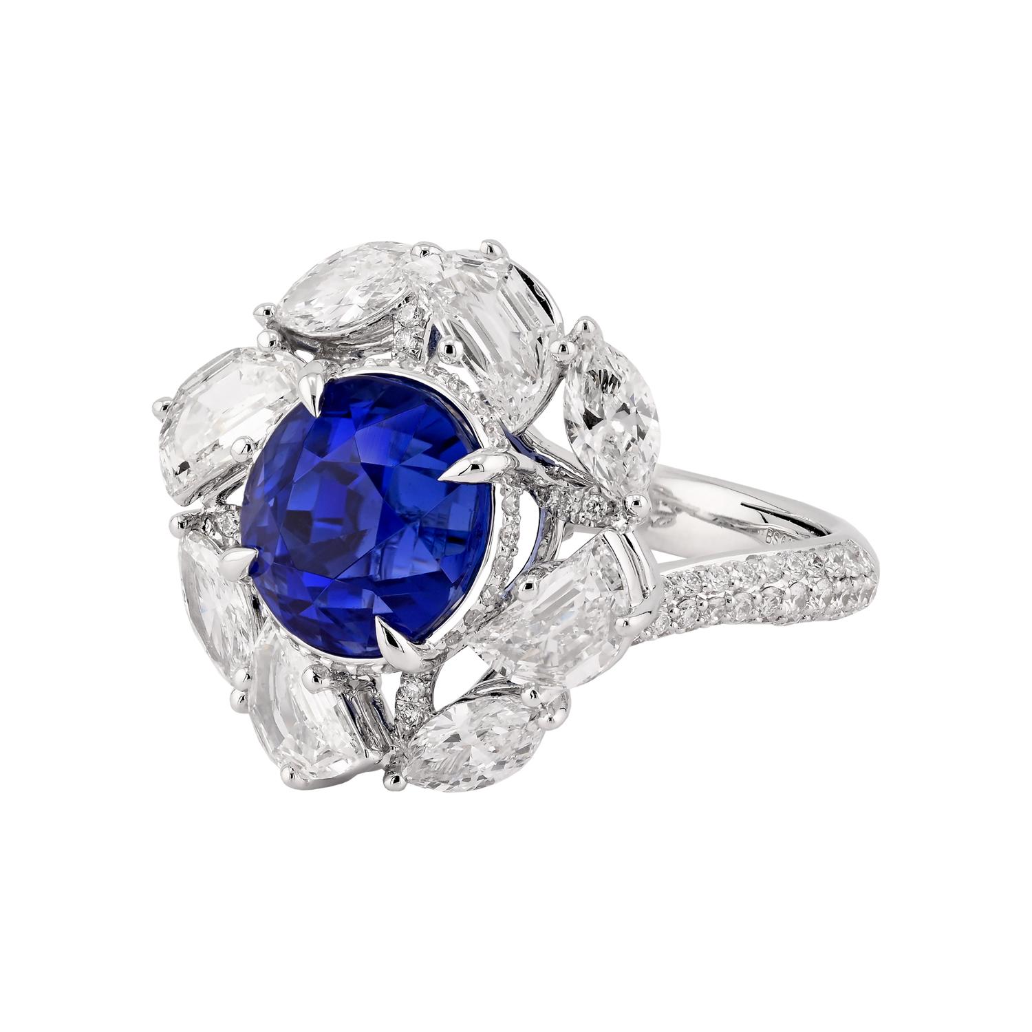 Una magnifica creazione di Spectra Fine Jewelry, questo anello mette in mostra un affascinante zaffiro ovale da 6,60 carati, molto probabilmente di origine Ceylon, con una vellutata tonalità blu e nessuna indicazione di trattamento termico. La