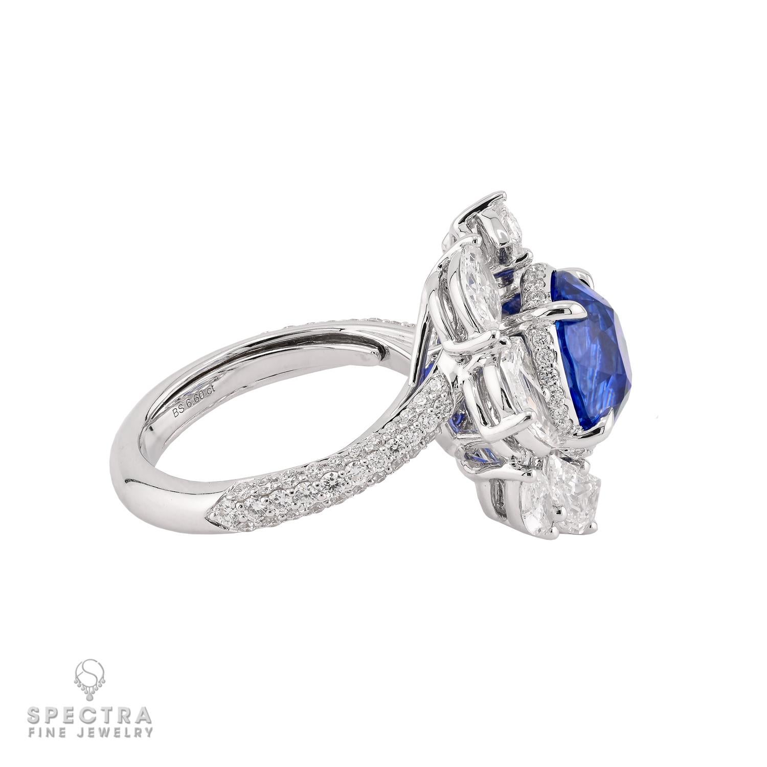 Taglio ovale Spectra Fine Jewelry Anello Cocktail con Zaffiro e Diamante da 6,60 Carati in vendita