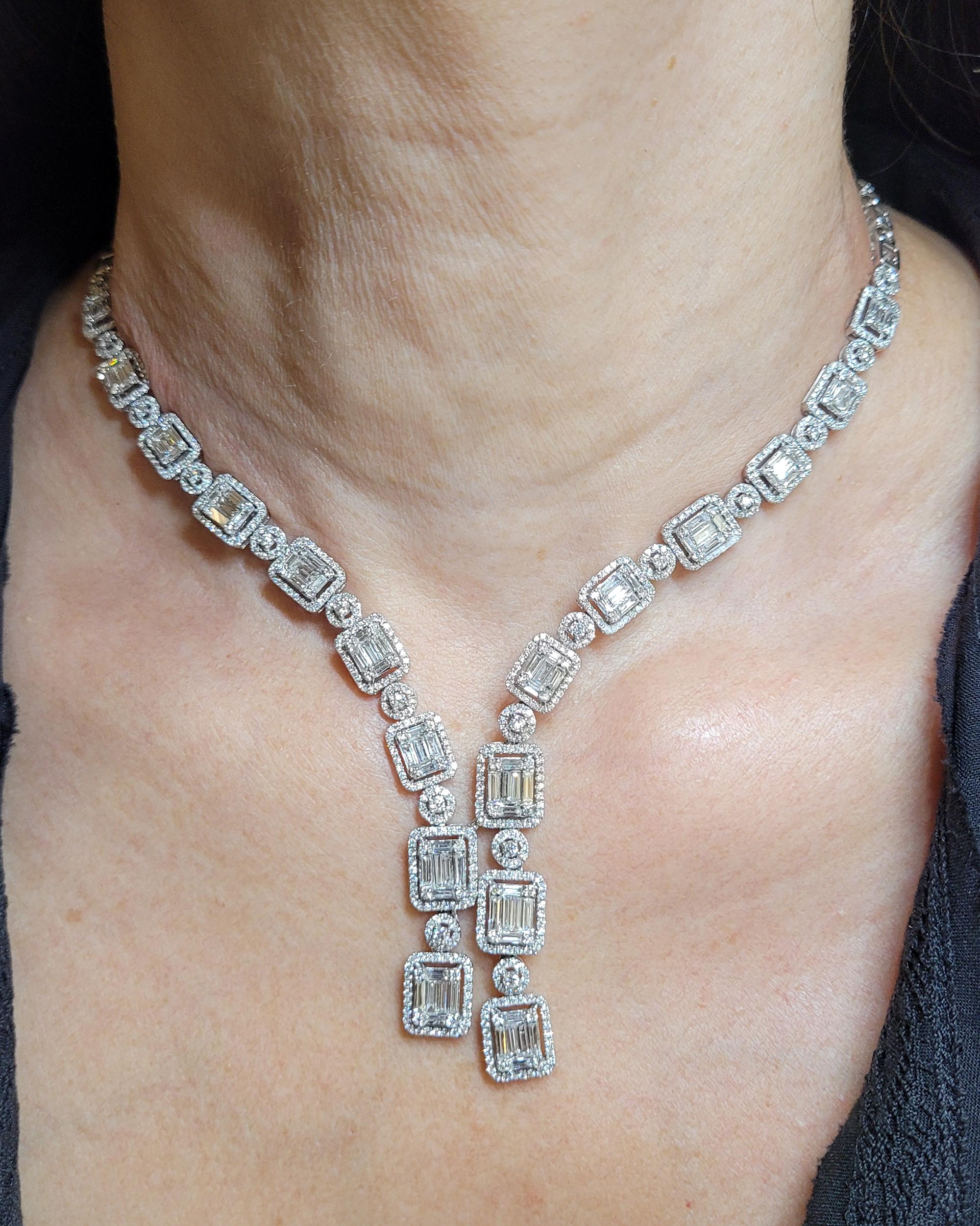 Wie ein tiefes Dekolleté, das Ihr Dekolleté elegant hervorhebt, klingt diese asymmetrische Diamant-Kaskaden-Halskette von Spectra Fine Jewelry aus dem Jahr 2020 wie die synkopierten Jazznoten der opulenten Roaring 20s vor hundert Jahren. Das Stück