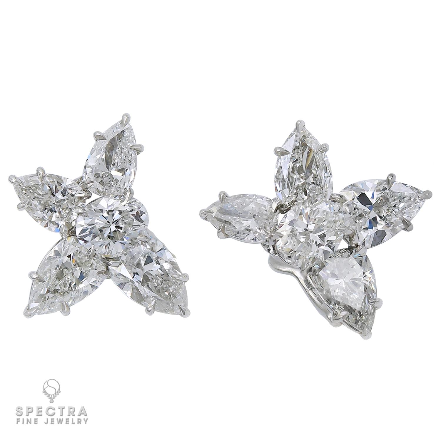 Diese exquisiten Diamantcluster-Ohrringe strahlen zeitlose Eleganz aus und sind ein wahrer Beweis für raffinierte Handwerkskunst. Mit einer harmonischen Mischung aus zwei ovalen und acht birnenförmigen Diamanten funkelt das Design mit Brillanz und