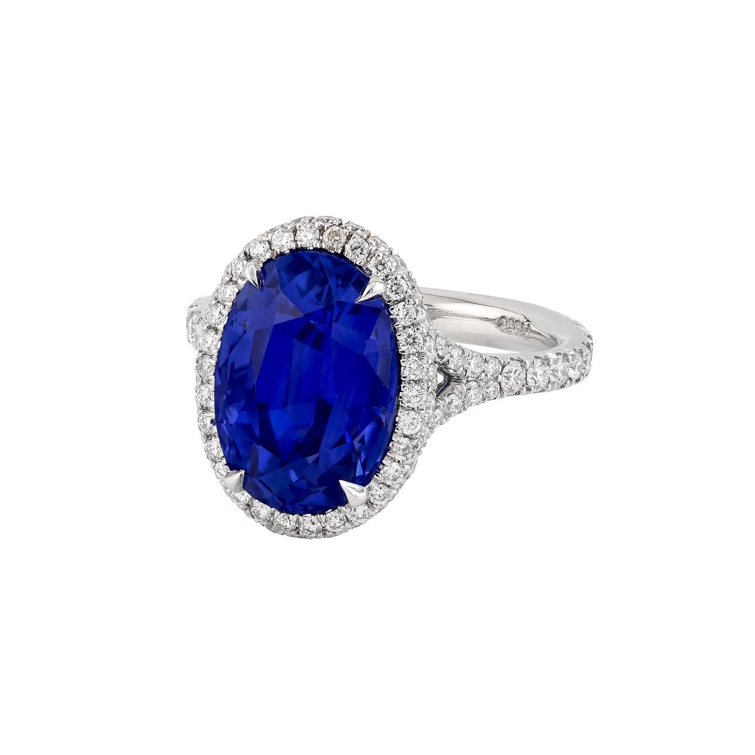 Una magnifica creazione incentrata su uno squisito zaffiro blu reale di Ceylon ovale da 8,00 carati, certificato da GRS per il suo colore e la sua qualità eccezionali. La tonalità blu profonda e vellutata dello zaffiro irradia un'eleganza senza