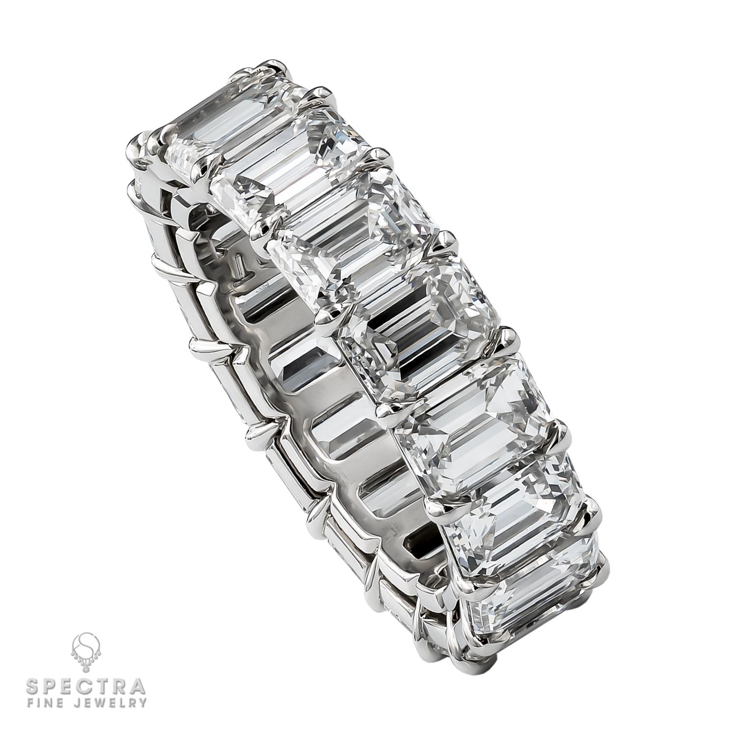 Célébrez l'amour éternel avec ce bracelet d'éternité en diamant taille émeraude à couper le souffle. Dotée de 17 diamants taille émeraude méticuleusement assortis de couleur F-G et de pureté VS, cette bague respire l'élégance et la brillance