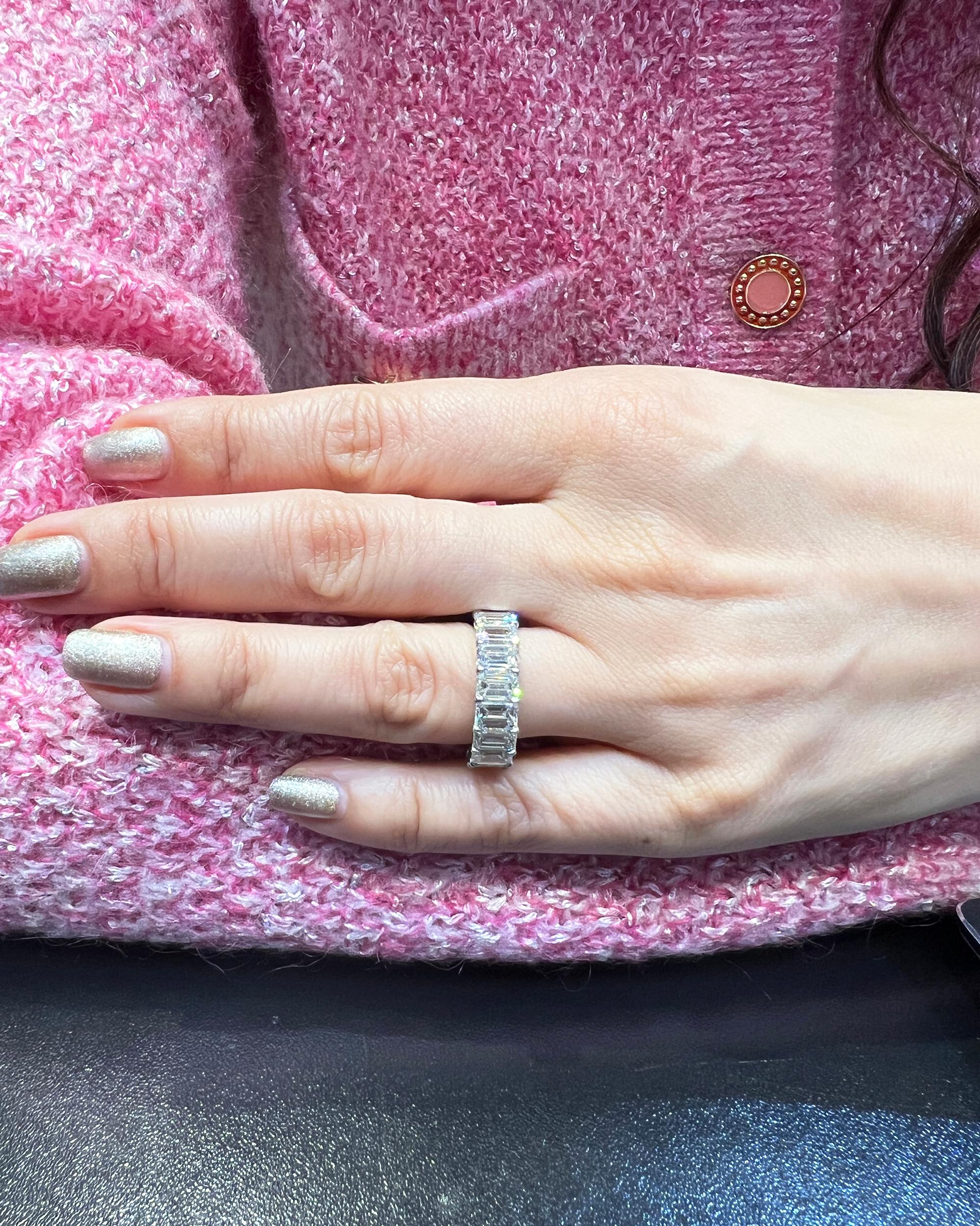 Taille émeraude Spectra Fine Jewelry, bague d'éternité avec diamant taille émeraude de 9,60 carats en vente