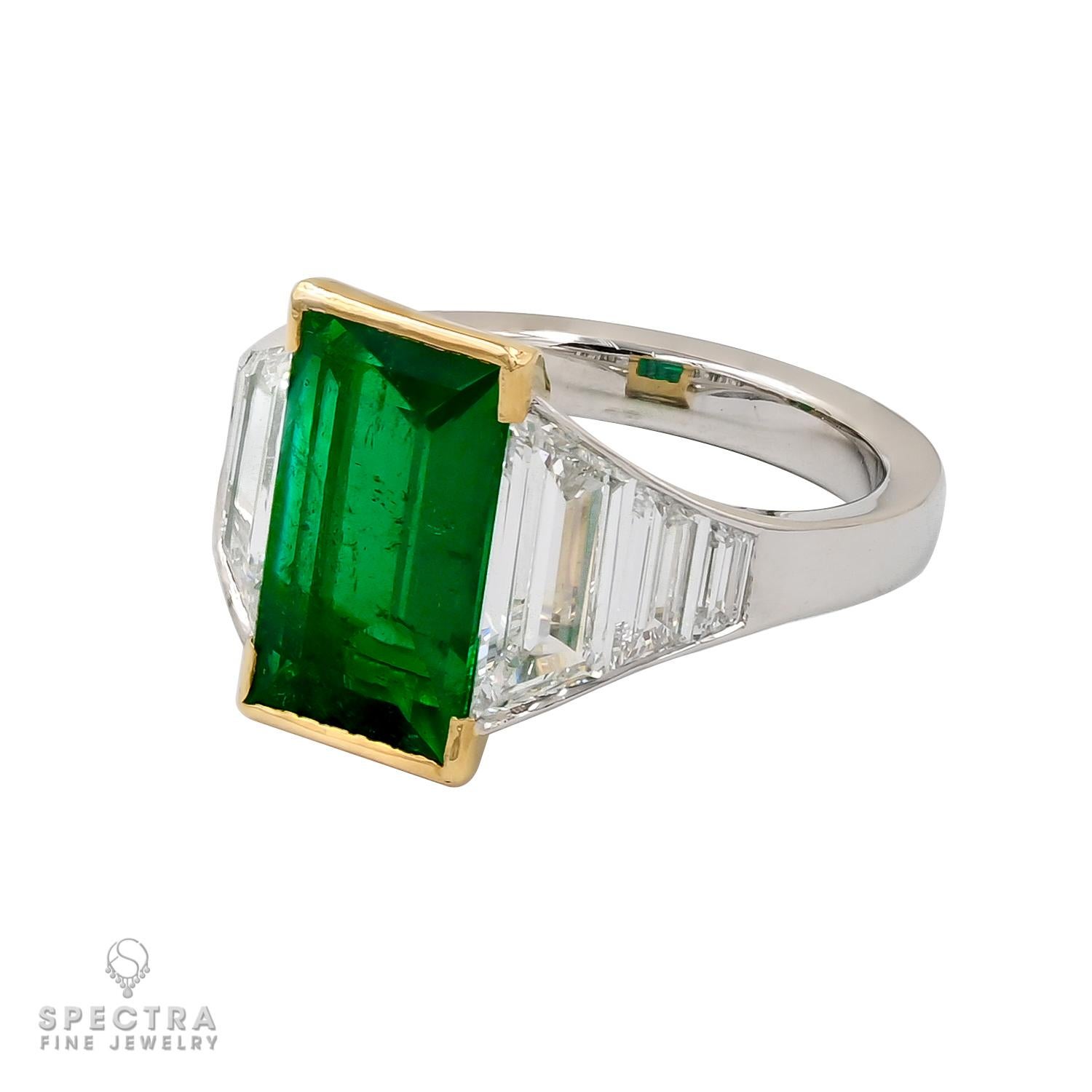 Immergiti nel fascino accattivante di questo squisito anello con smeraldo colombiano da 2,43 carati. Un capolavoro che fonde perfettamente raffinatezza ed eleganza senza tempo, questo anello è impreziosito da uno splendido smeraldo di 2,43ct di