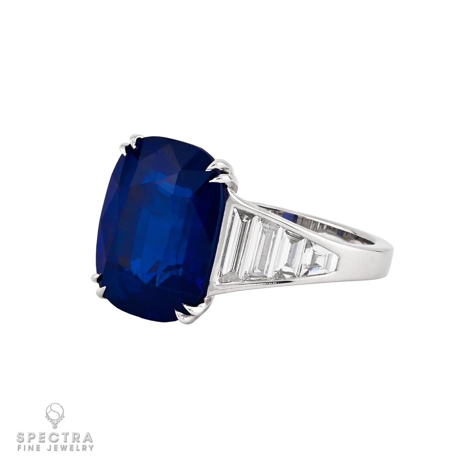 Este impresionante anillo, una visión de la elegancia, exhibe un zafiro azul de Ceilán talla cojín de 8,34 quilates, certificado por AGL como sin calor, que irradia su brillo natural. 
Engarzado en oro blanco de 18 quilates, el cautivador zafiro