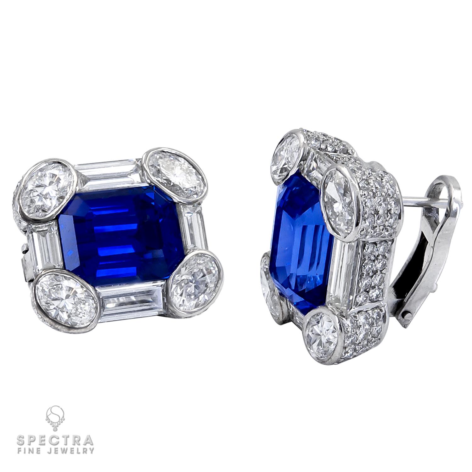 Taille émeraude Spectra Fine Jewelry Boucles d'oreilles en platine avec saphirs et diamants certifiés AGL en vente