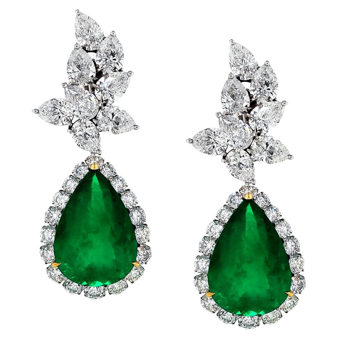 Spectra Fine Jewelry Boucles d'oreilles pendantes avec émeraude colombienne certifiée et diamant en vente