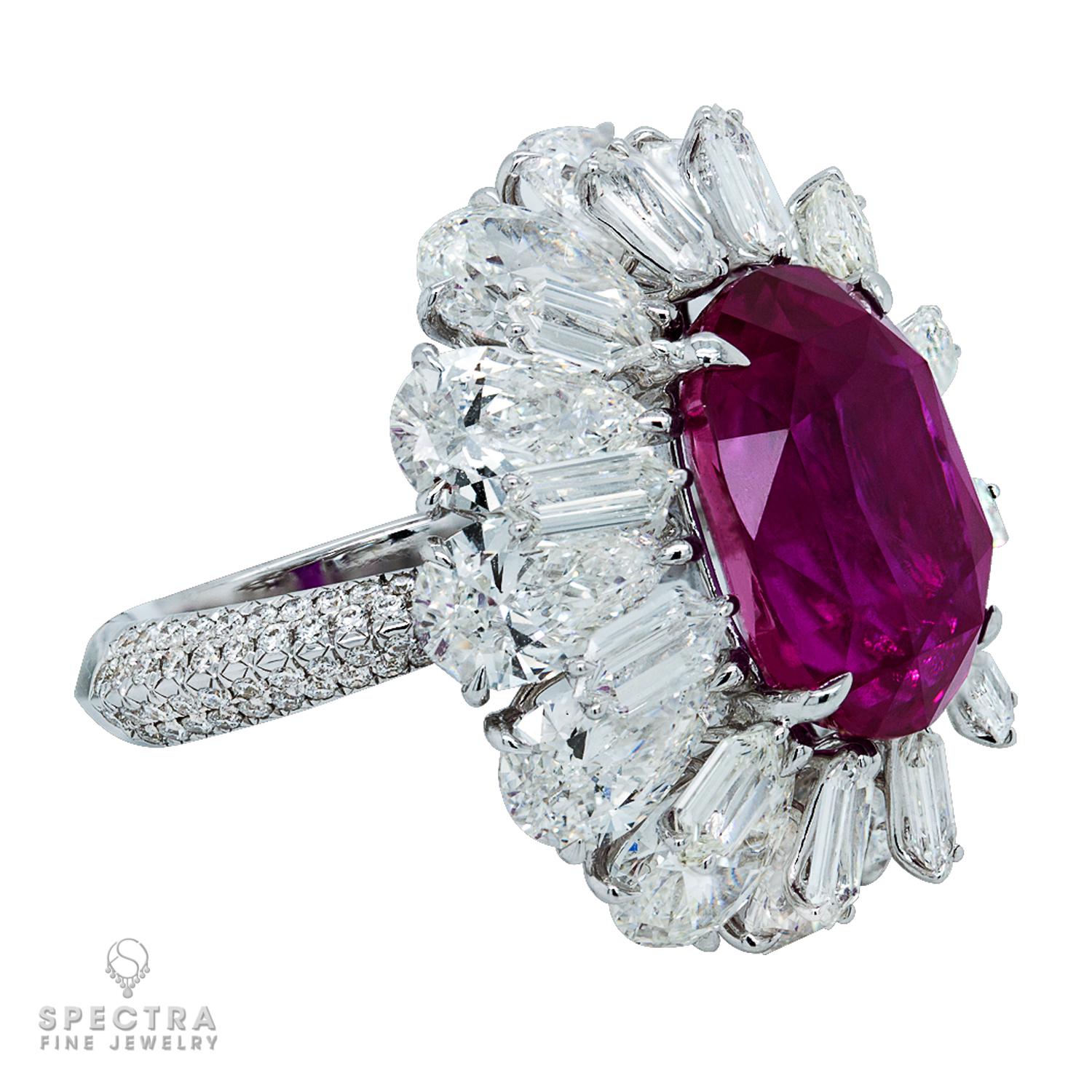 Begeben Sie sich auf eine Reise der Opulenz mit diesem atemberaubenden Cocktailring, einem Meisterwerk, das mühelos die Essenz von Luxus und Seltenheit einfängt. Sein Herzstück ist ein ovaler violett-rosa Saphir, ein außergewöhnlicher Edelstein mit