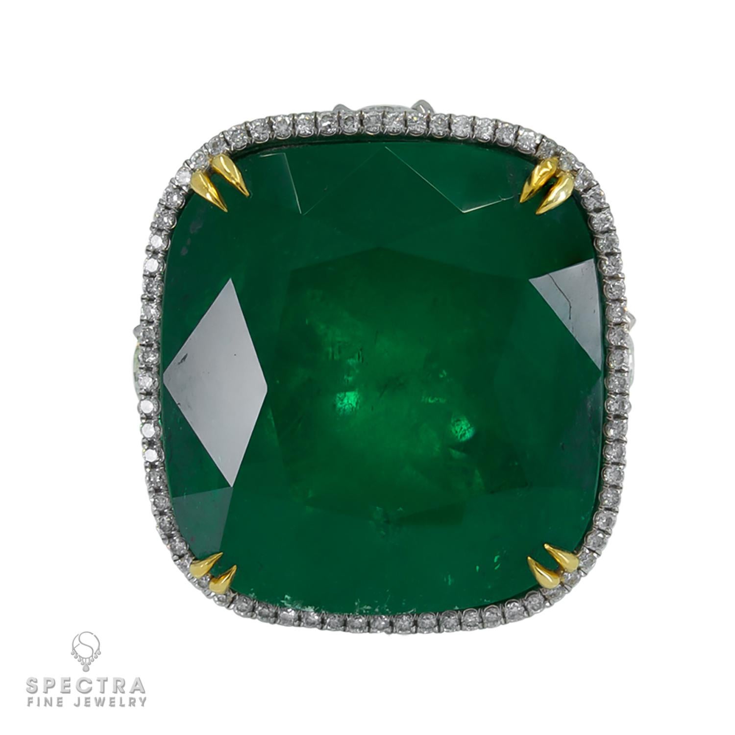 Ein prächtiger Cocktailring, bestehend aus einem Kissen-Smaragd und Diamanten in Fancy-Form. Der Smaragd ist kolumbianischen Ursprungs mit geringfügiger Verbesserung der Klarheit und wiegt insgesamt 36,29 Karat. 
Zertifiziert von C. Dunaigre. Die