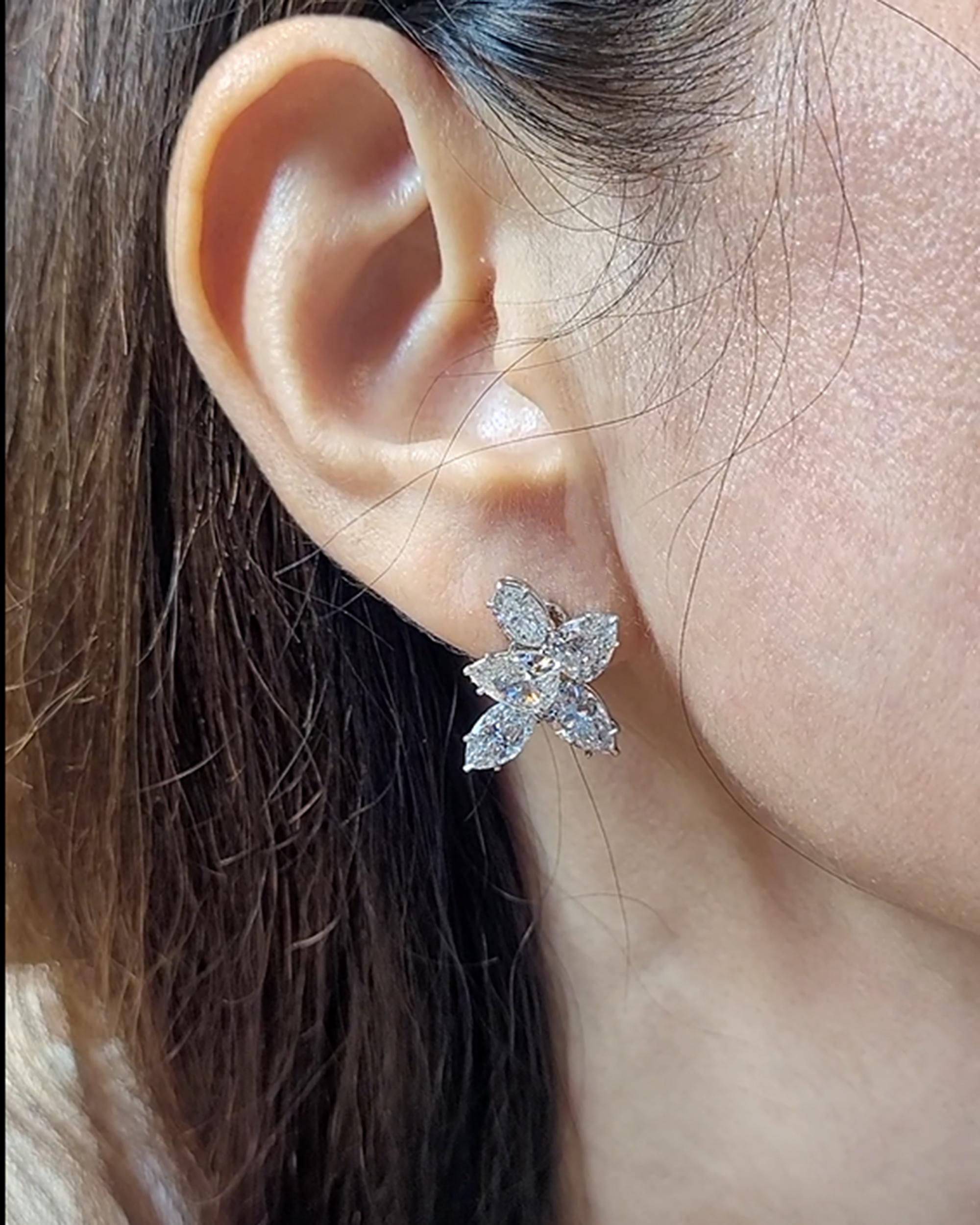 Wir stellen Ihnen ein atemberaubendes Paar Diamant-Cluster-Ohrringe vor, das alle Blicke auf sich ziehen wird. Diese Ohrringe zeichnen sich durch eine schillernde Kombination aus marquise- und birnenförmigen Diamanten aus, die einen wirklich