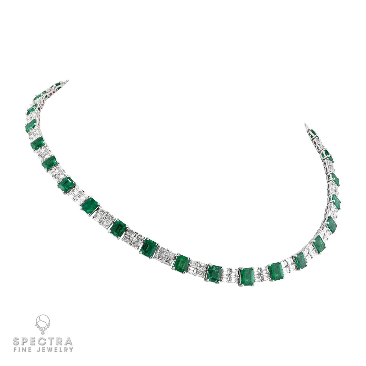 Questa squisita collana tennis di Spectra Fine Jewelry presenta 31 smeraldi colombiani per un totale di 16,52 carati, abbinati a 124 diamanti brillanti per un totale di 16,41 carati. Incastonata in oro bianco e giallo a 18 carati, la collana misura