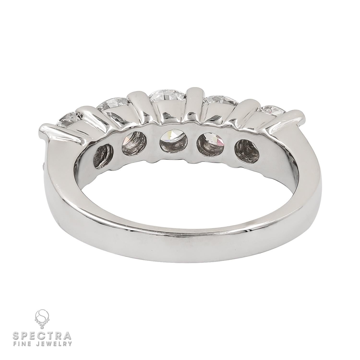 Spectra Fine Jewelry Alianza de boda contemporánea con medio círculo de diamantes Corte redondo en venta
