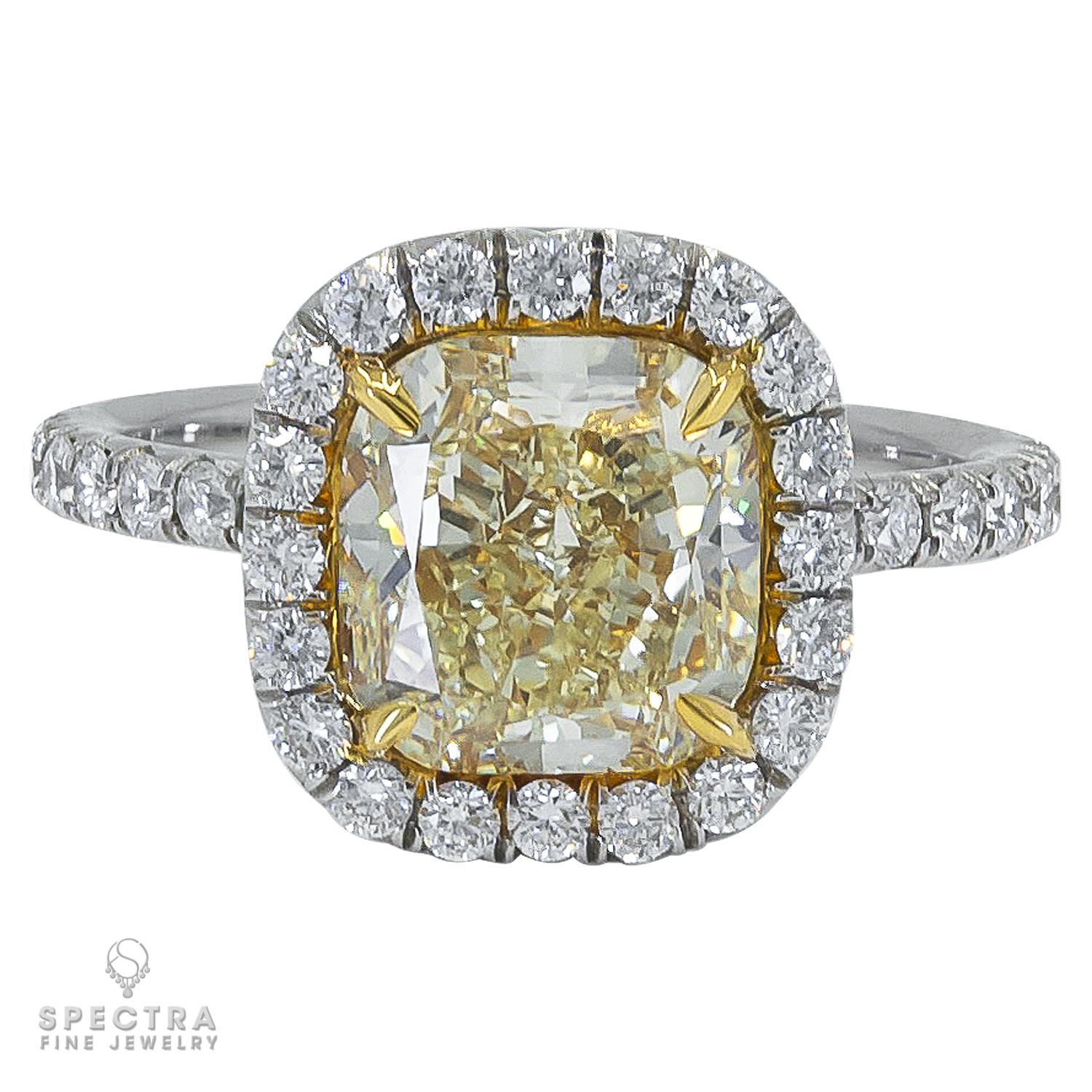 Dieser exquisite Ring ist ein Fest der Farben und Kontraste. Ein gelber Diamant im Kissenschliff von etwa 3 Karat strahlt Wärme und Brillanz aus. Eingerahmt von einem glitzernden Halo aus 54 runden weißen Diamanten von insgesamt ca. 1,50 Karat,