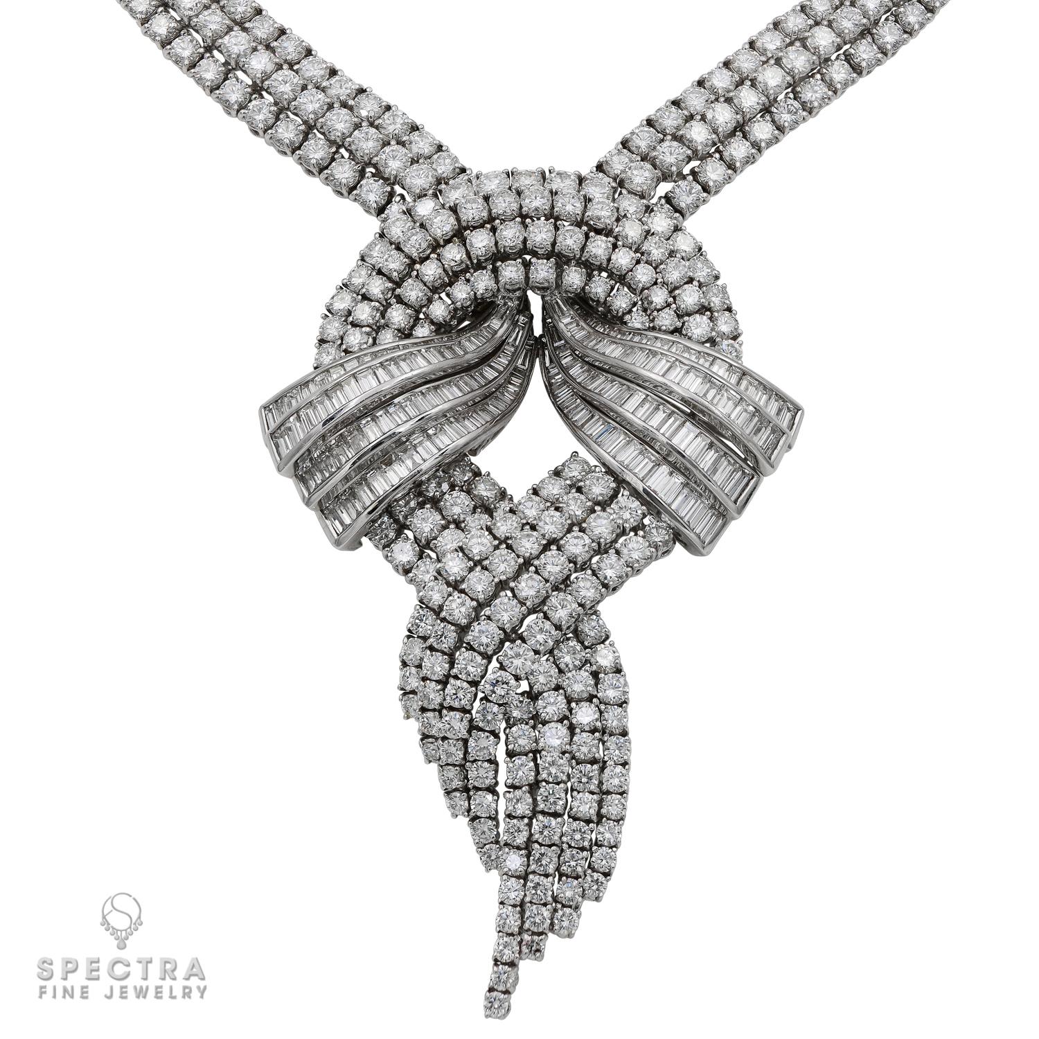 Un très beau collier composé de diamants ronds et baguettes, pesant au total 65 carats.
Les diamants sont estimés de couleur E, de pureté VVS-VS. 
La monture est en or blanc 18 carats.
Le pendentif peut être détaché, ce qui transforme le collier en