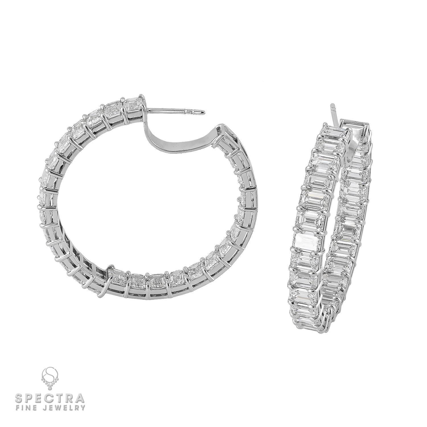 Estos exquisitos pendientes de aro de Spectra Fine Jewelry son un impresionante ejemplo de elegancia atemporal. Fabricados en 2024, presentan 54 diamantes talla esmeralda que suman 21,57 quilates, cada diamante pesa 0,40 quilates con color F-G y