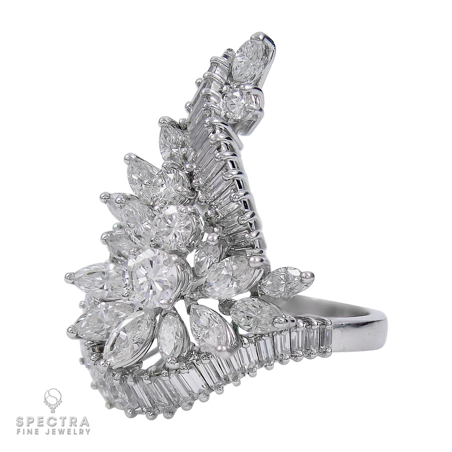 Questo straordinario anello in platino è una vera e propria celebrazione della brillantezza e del design, con una composizione armoniosa di diamanti a forma di fantasia che affascinano da ogni angolazione. Un totale di 5,29 carati di diamanti
