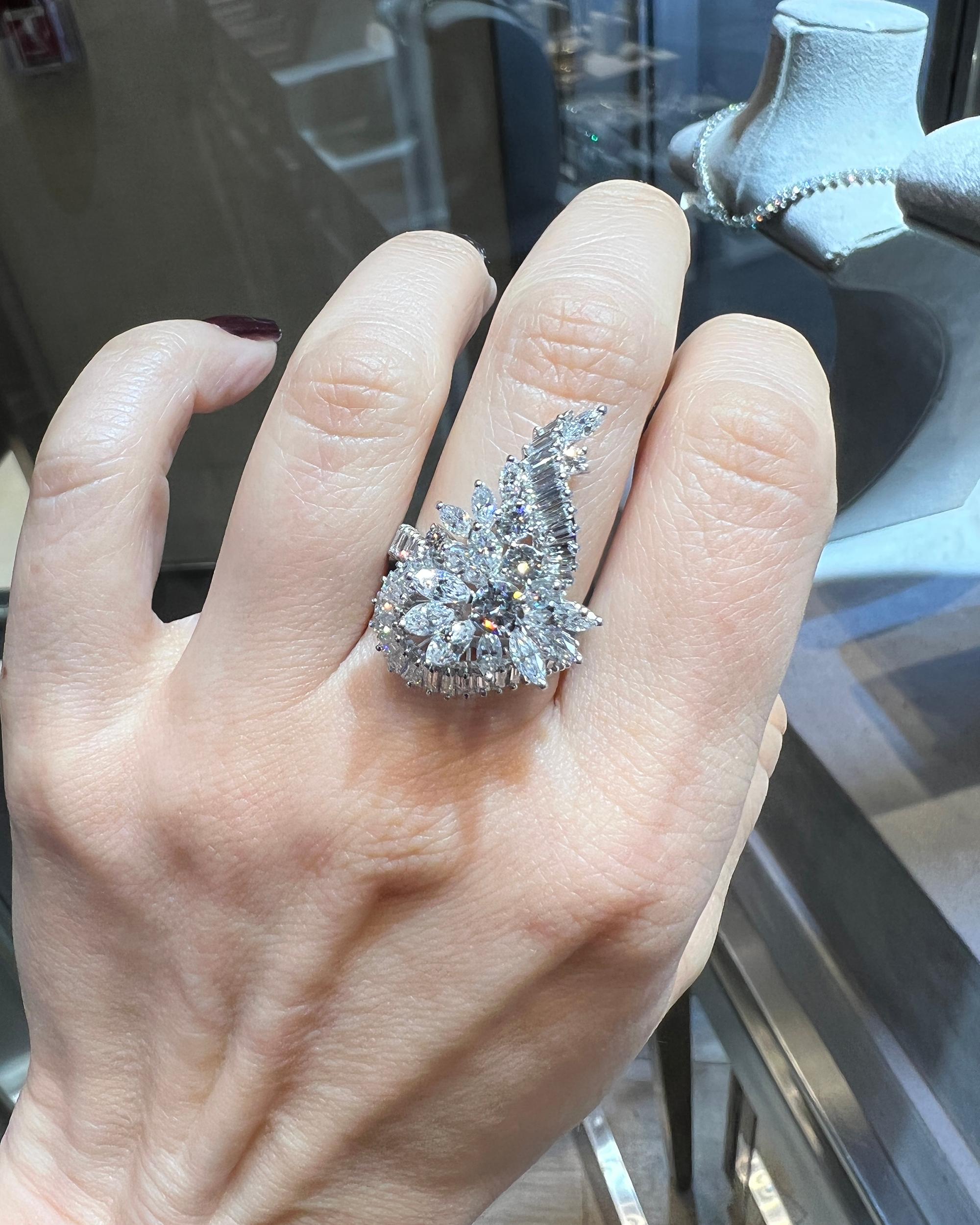 Contemporaneo Spectra Fine Jewelry: anello da cocktail con diamanti a forma di fantasia in vendita