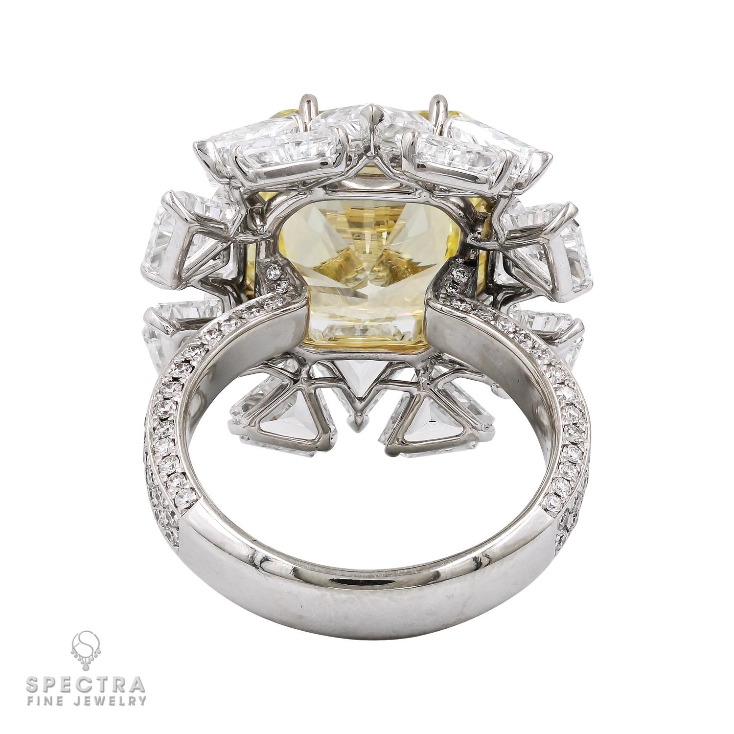 Taille radiant Spectra Fine Jewelry Bague avec halo de diamants jaunes de 10,11 carats certifiés par le GIA en vente