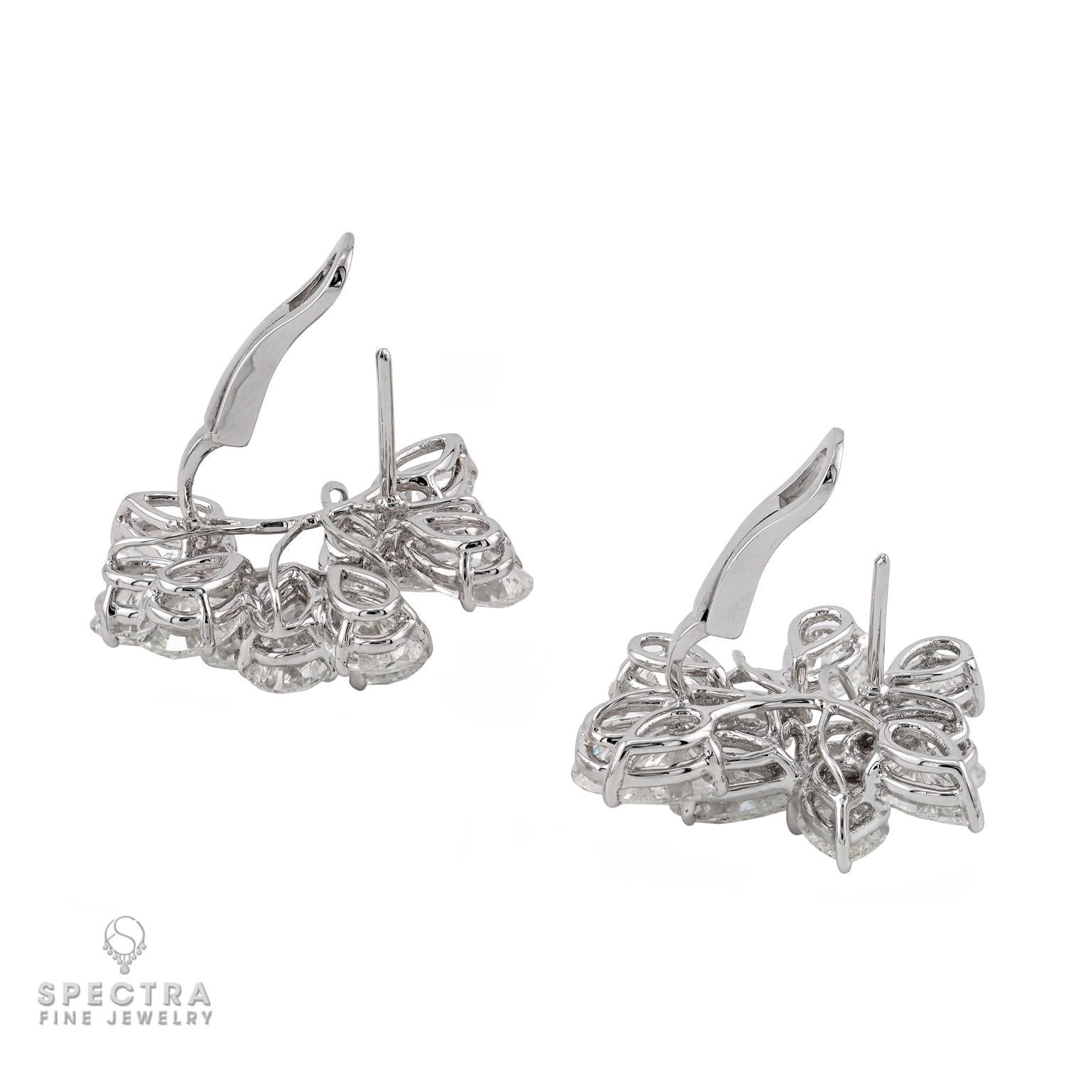 Ces exquises boucles d'oreilles en forme de grappe de diamants sont une démonstration éblouissante de luxe et d'élégance. Les 22 diamants en forme de poire totalisent environ 17,44 carats, chaque pierre pesant environ 0,80 carat. La couleur des